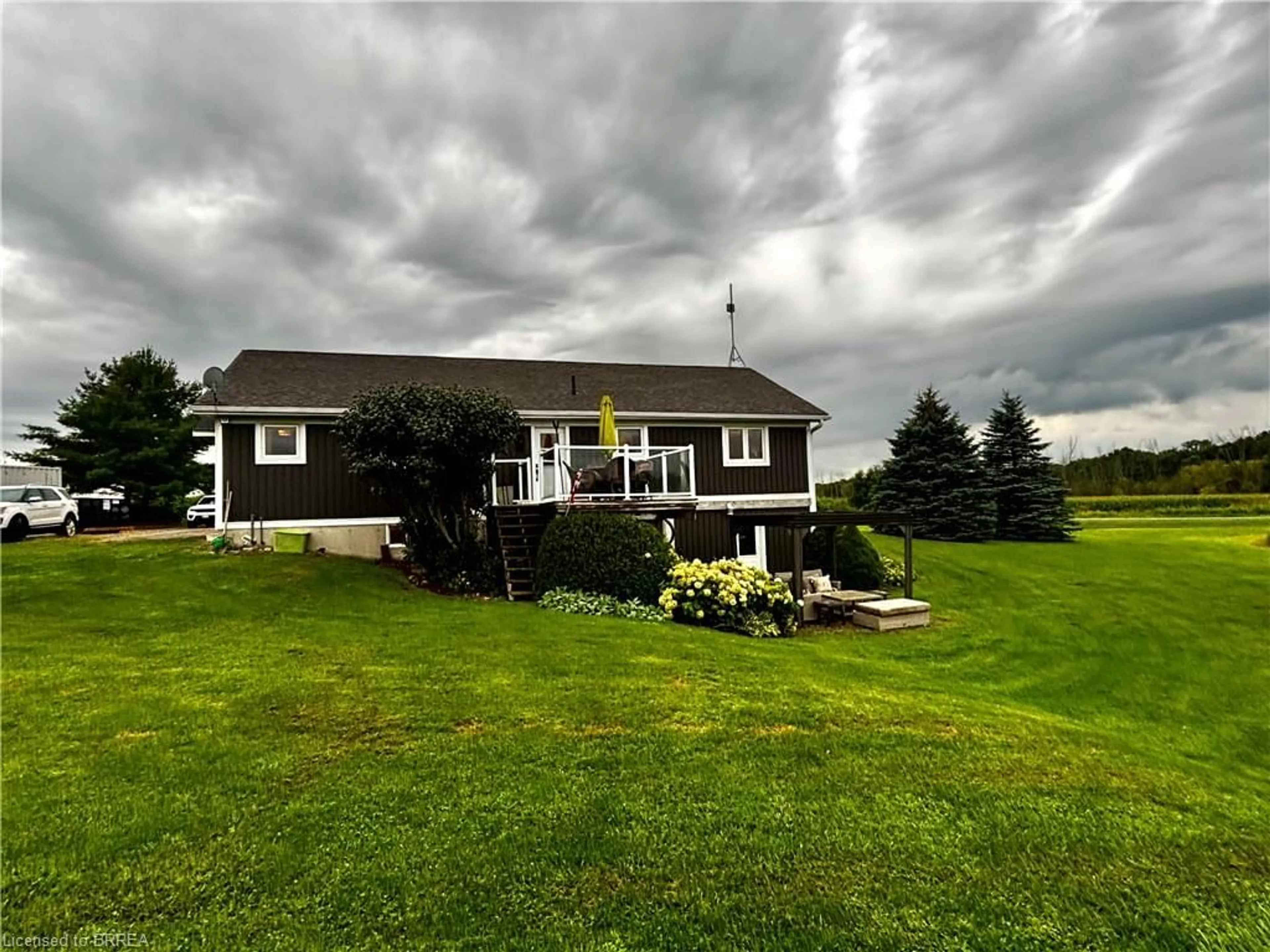 A pic from outside/outdoor area/front of a property/back of a property/a pic from drone, unknown for 542 Woodhill Rd, Hamilton Ontario L0R 2B0