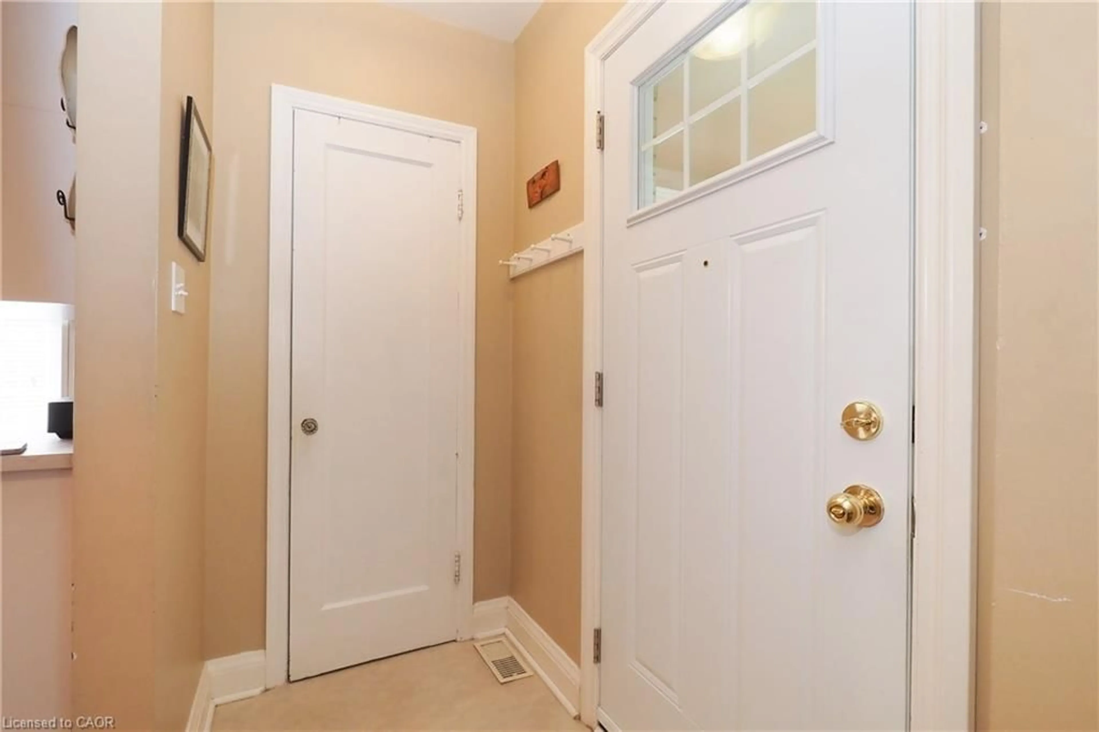 Indoor entryway for 60 Belmont Ave, Kitchener Ontario N2M 1L4
