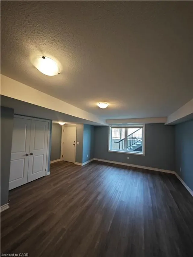 243 Chapel Hill Dr, Kitchener 4