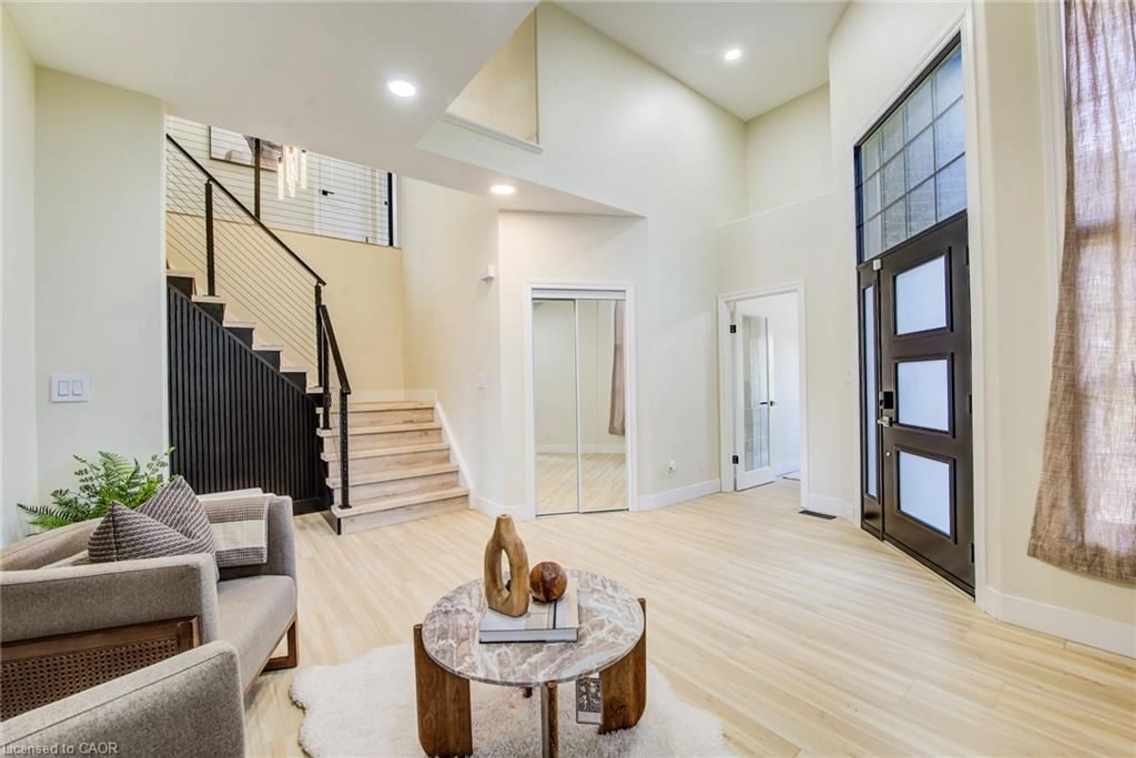 Indoor foyer for 210 Hawkswood Dr, Kitchener Ontario N2K 4J3