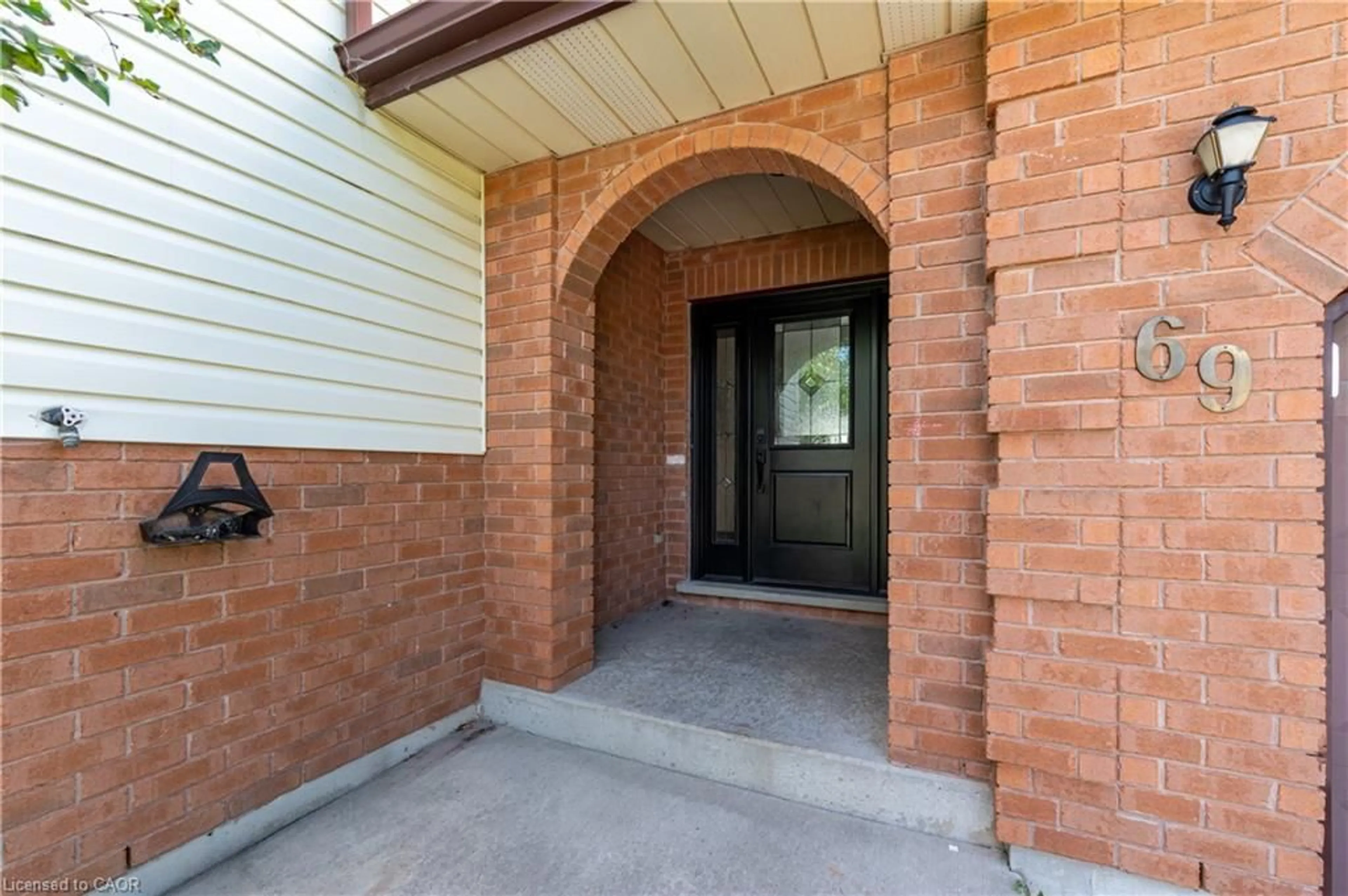 Indoor entryway for 69 Napier St, Mitchell Ontario N0K 1N0
