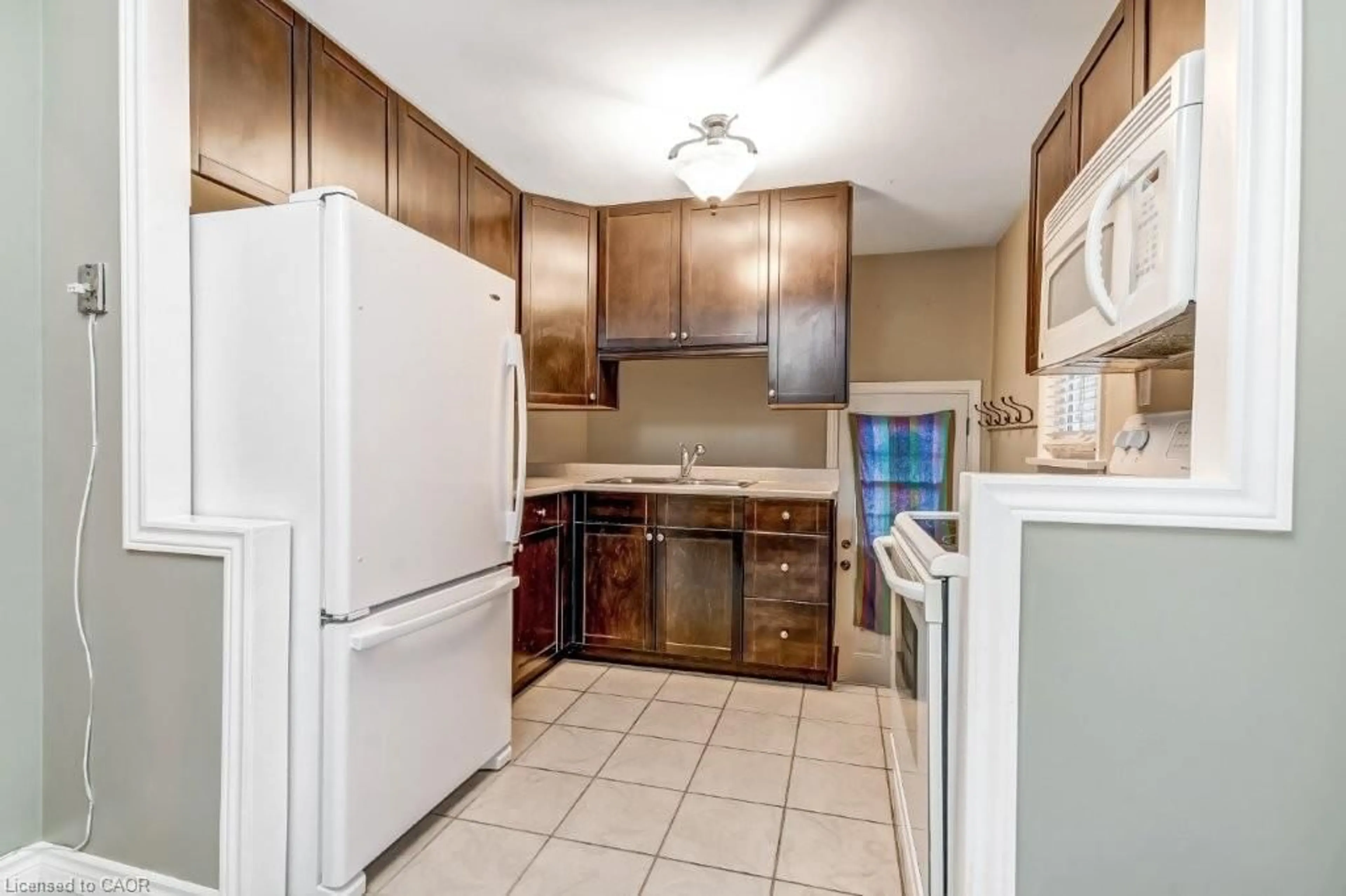 Standard kitchen, ceramic/tile floor for 74 Scrimger Ave, Cambridge Ontario N1R 4W3