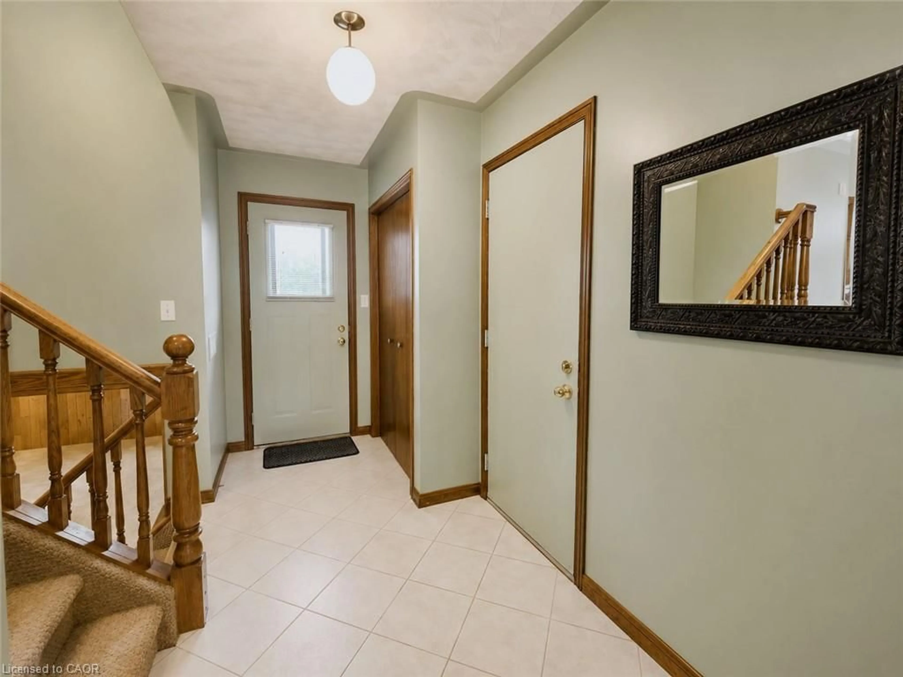 Indoor entryway for 23 Churchill Cir, Simcoe Ontario N3Y 4Z4