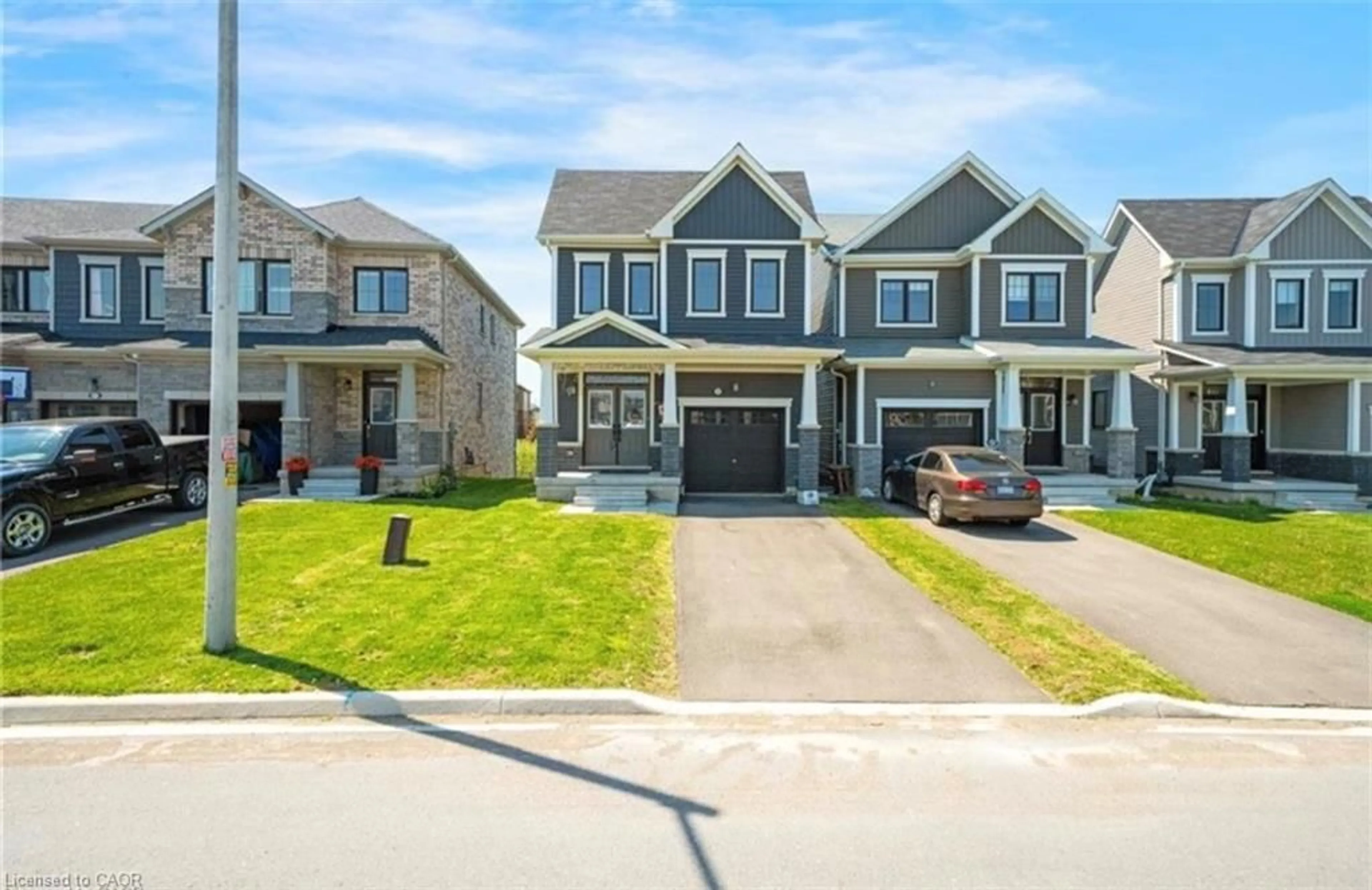 A pic from outside/outdoor area/front of a property/back of a property/a pic from drone, street for 305 Vanilla Trail, Thorold Ontario L2V 0K8
