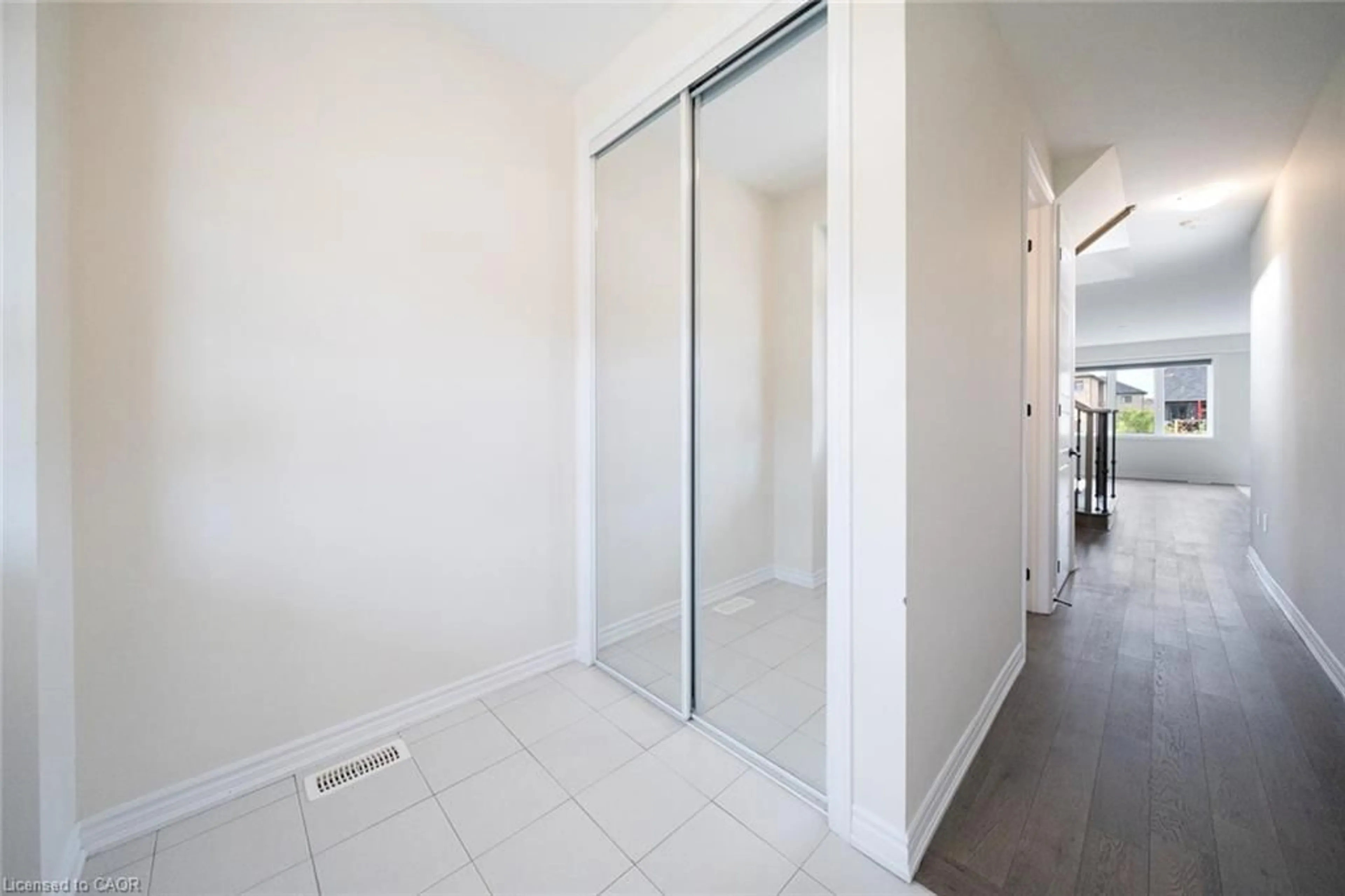 Indoor foyer for 305 Vanilla Trail, Thorold Ontario L2V 0K8