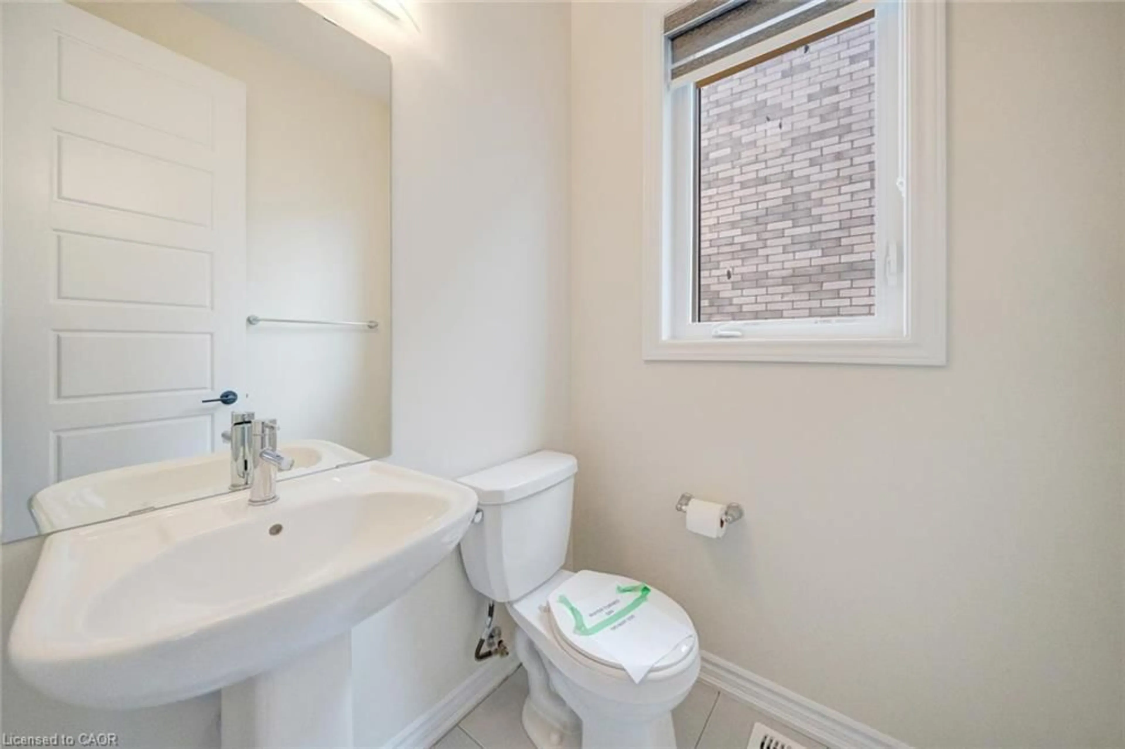 Standard bathroom, ceramic/tile floor for 305 Vanilla Trail, Thorold Ontario L2V 0K8