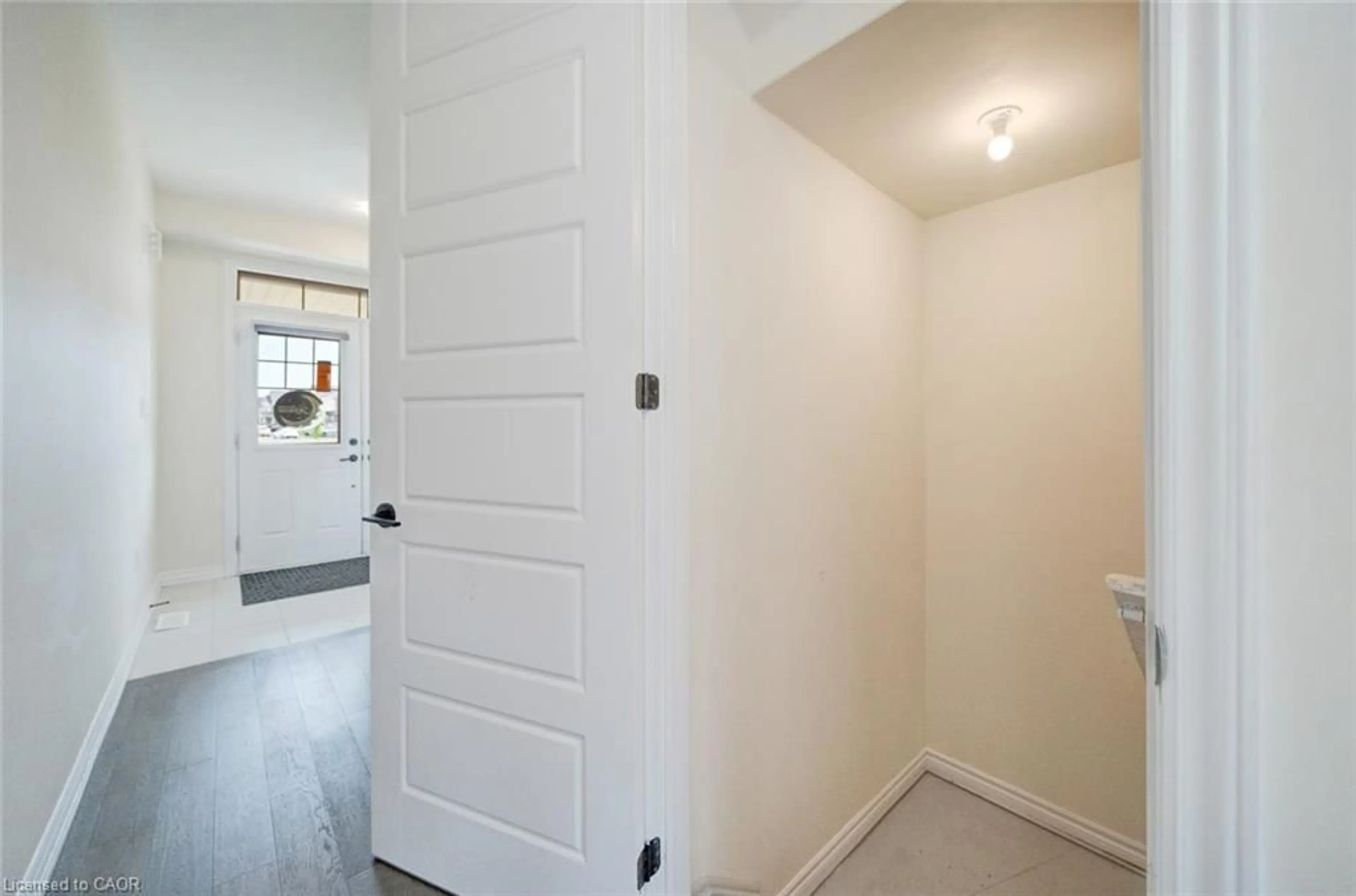 Indoor entryway for 305 Vanilla Trail, Thorold Ontario L2V 0K8