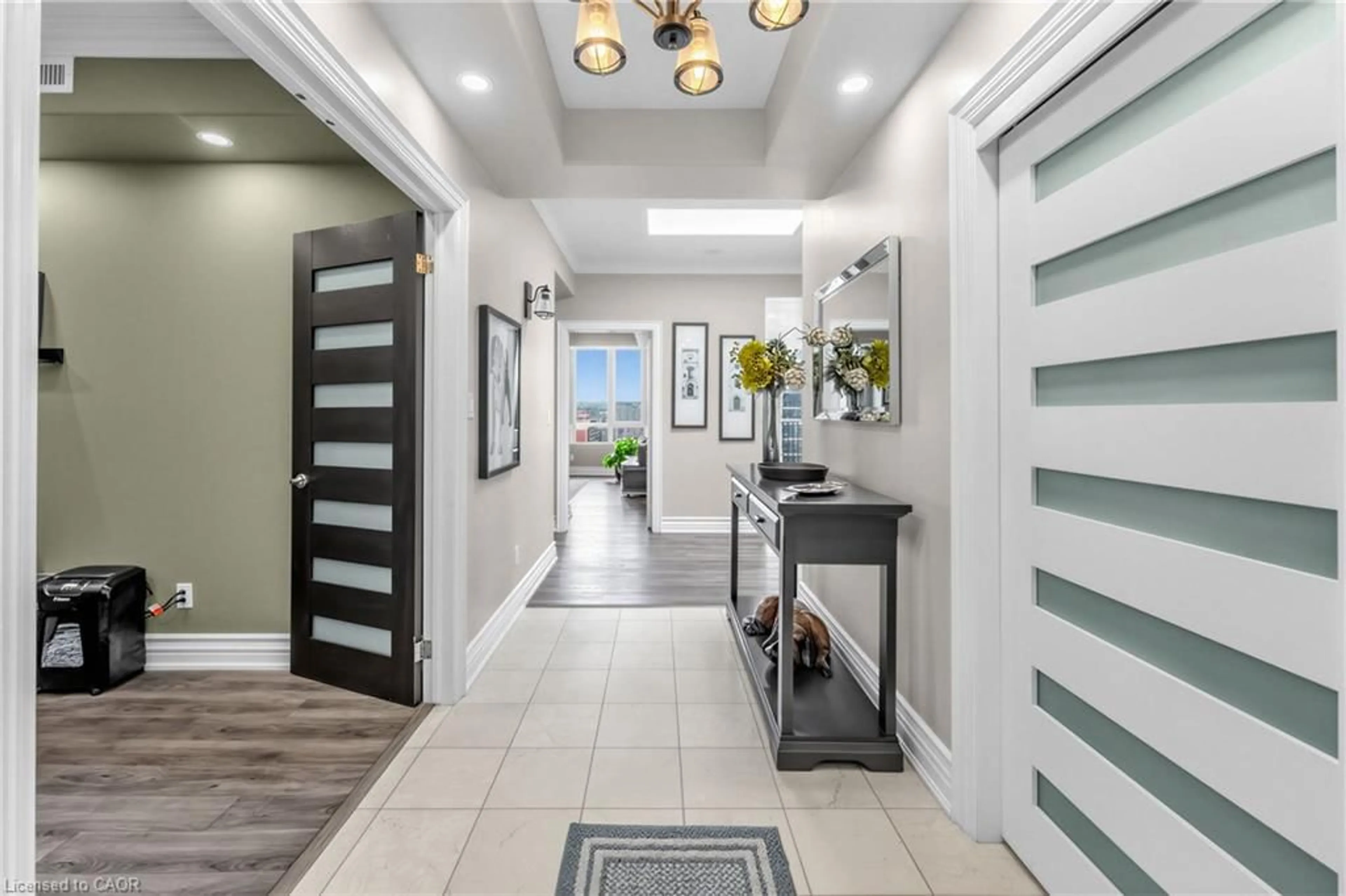 Indoor entryway for 1477 Lakeshore Rd #PH 1, Burlington Ontario L7S 1B5