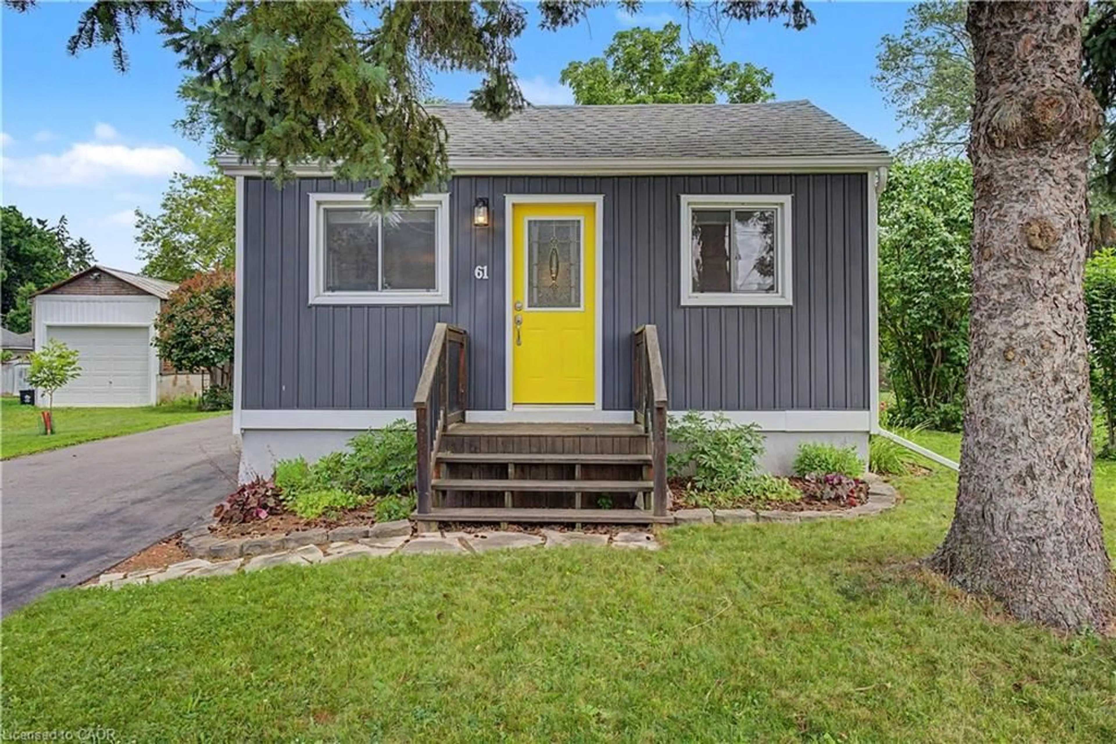 Home with vinyl exterior material, street for 61 Maud St, Woodstock Ontario N4S 3Y5