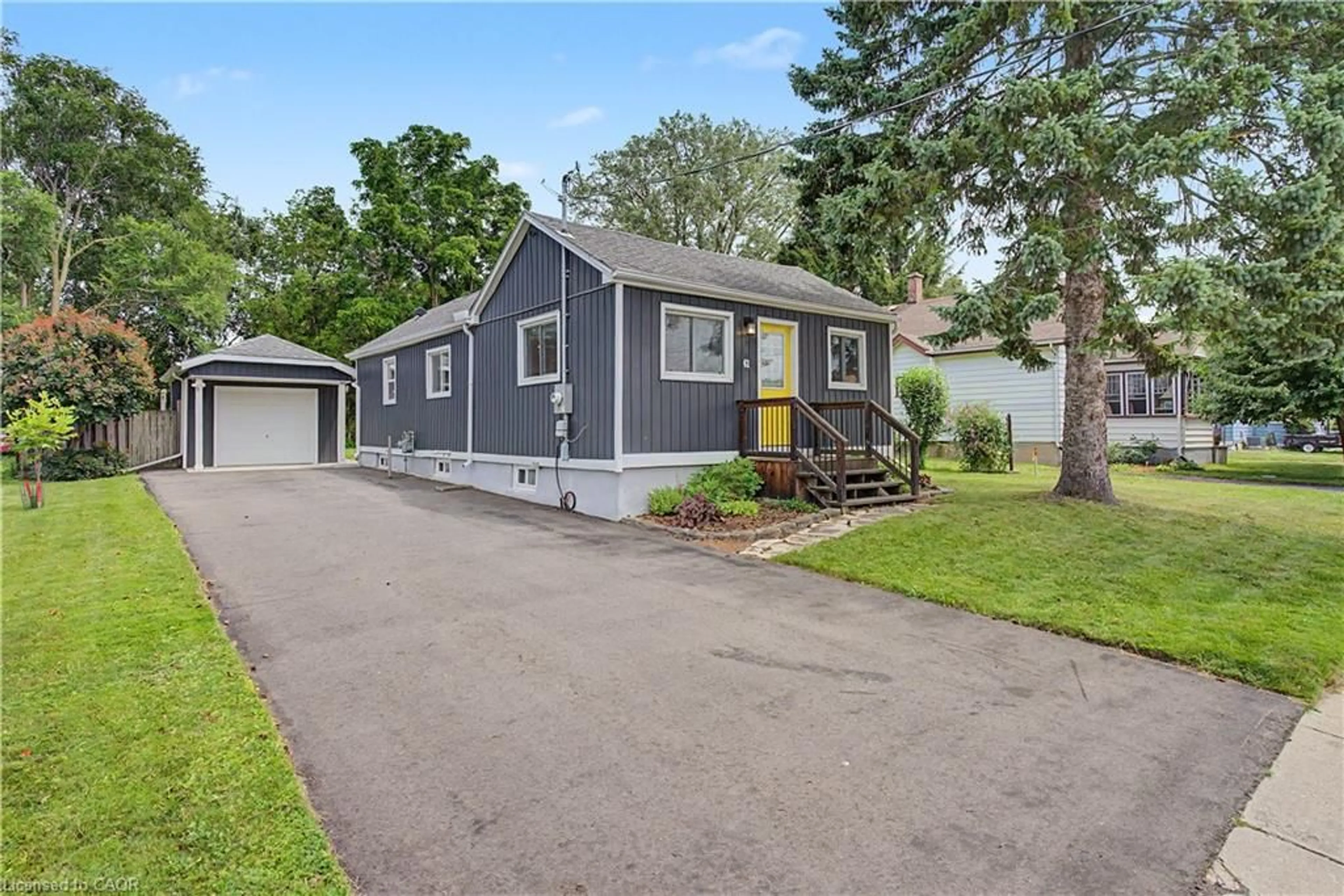 Home with vinyl exterior material, street for 61 Maud St, Woodstock Ontario N4S 3Y5