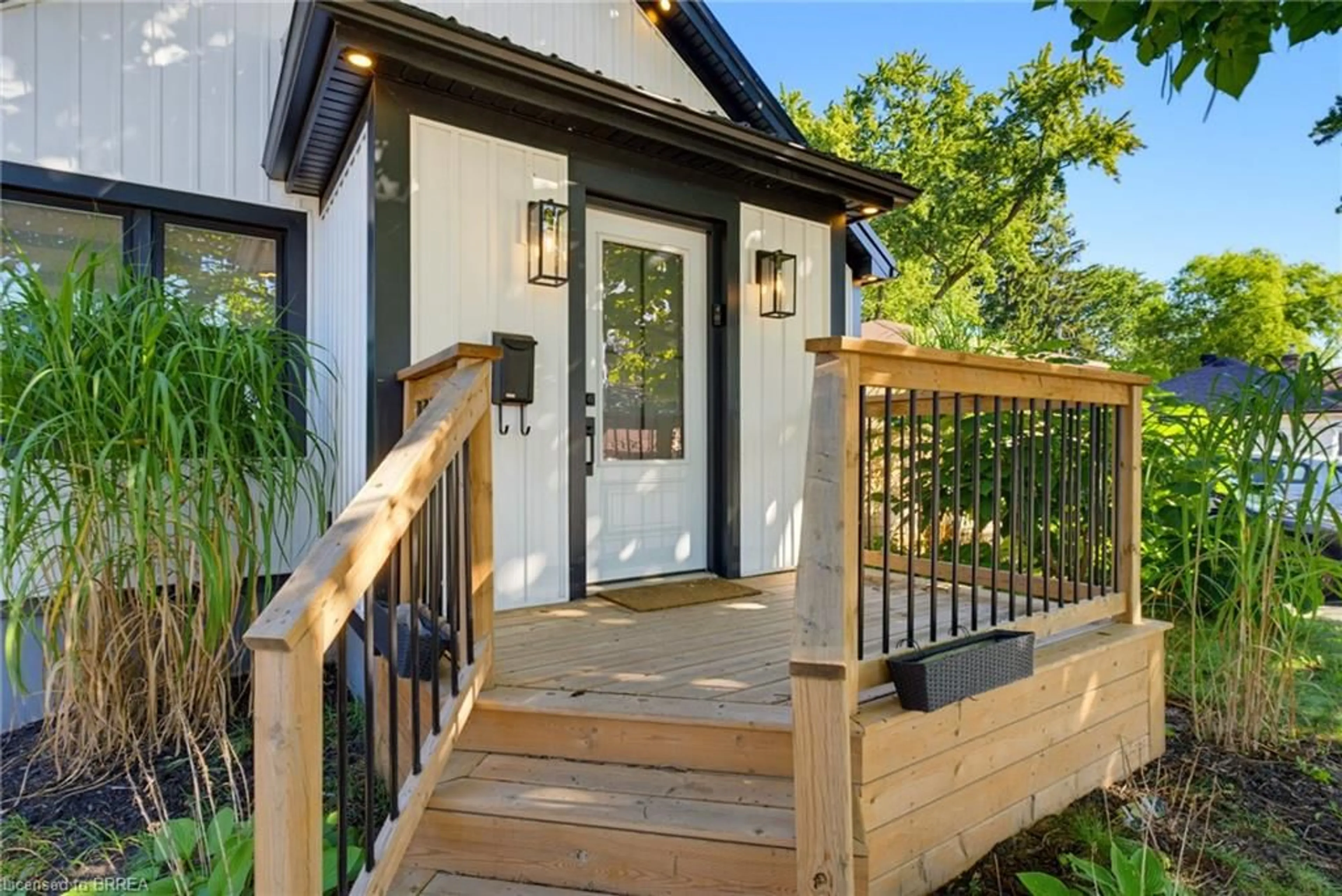Indoor entryway for 410 Nelson St, Brantford Ontario N3S 4E8