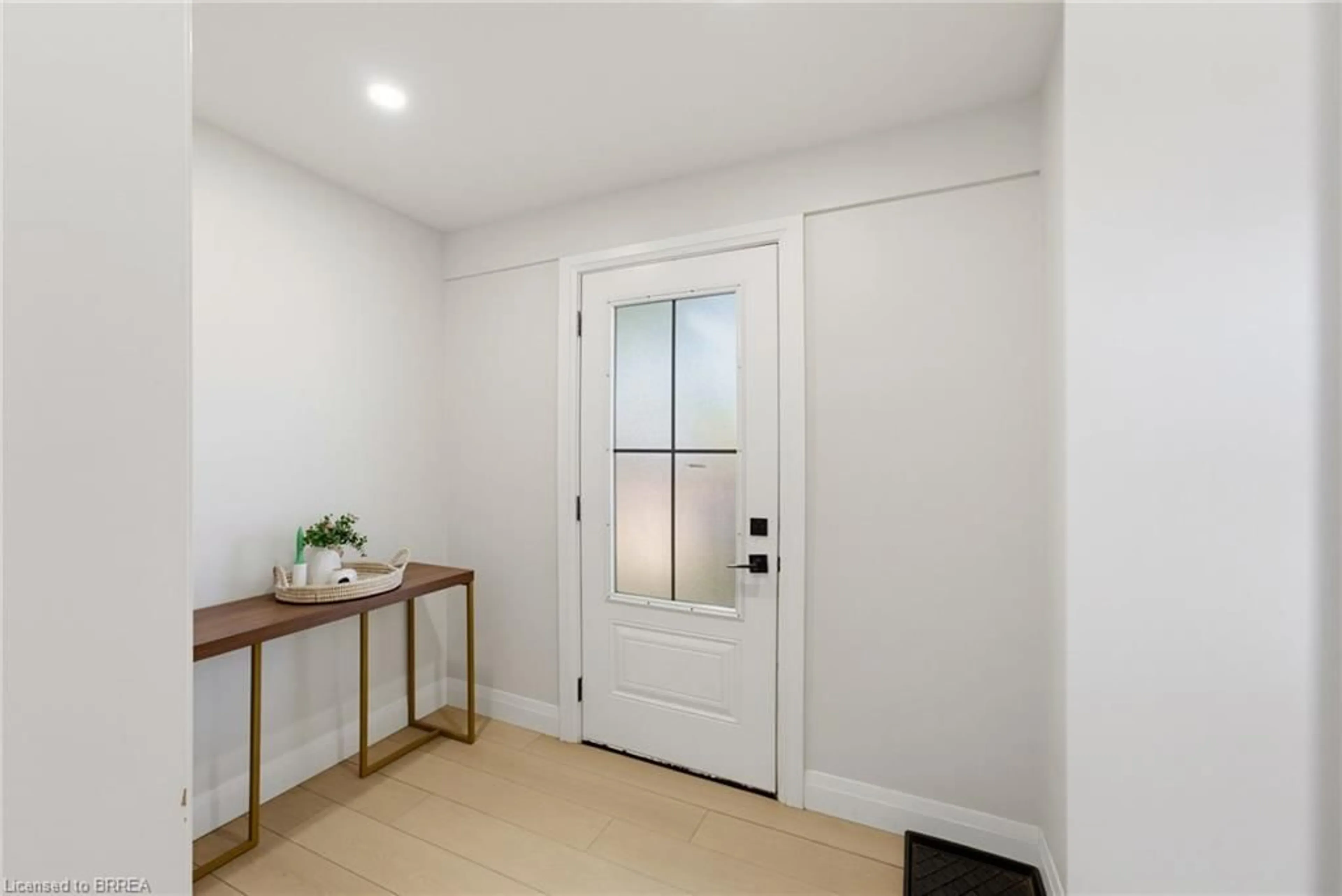 Indoor entryway for 410 Nelson St, Brantford Ontario N3S 4E8