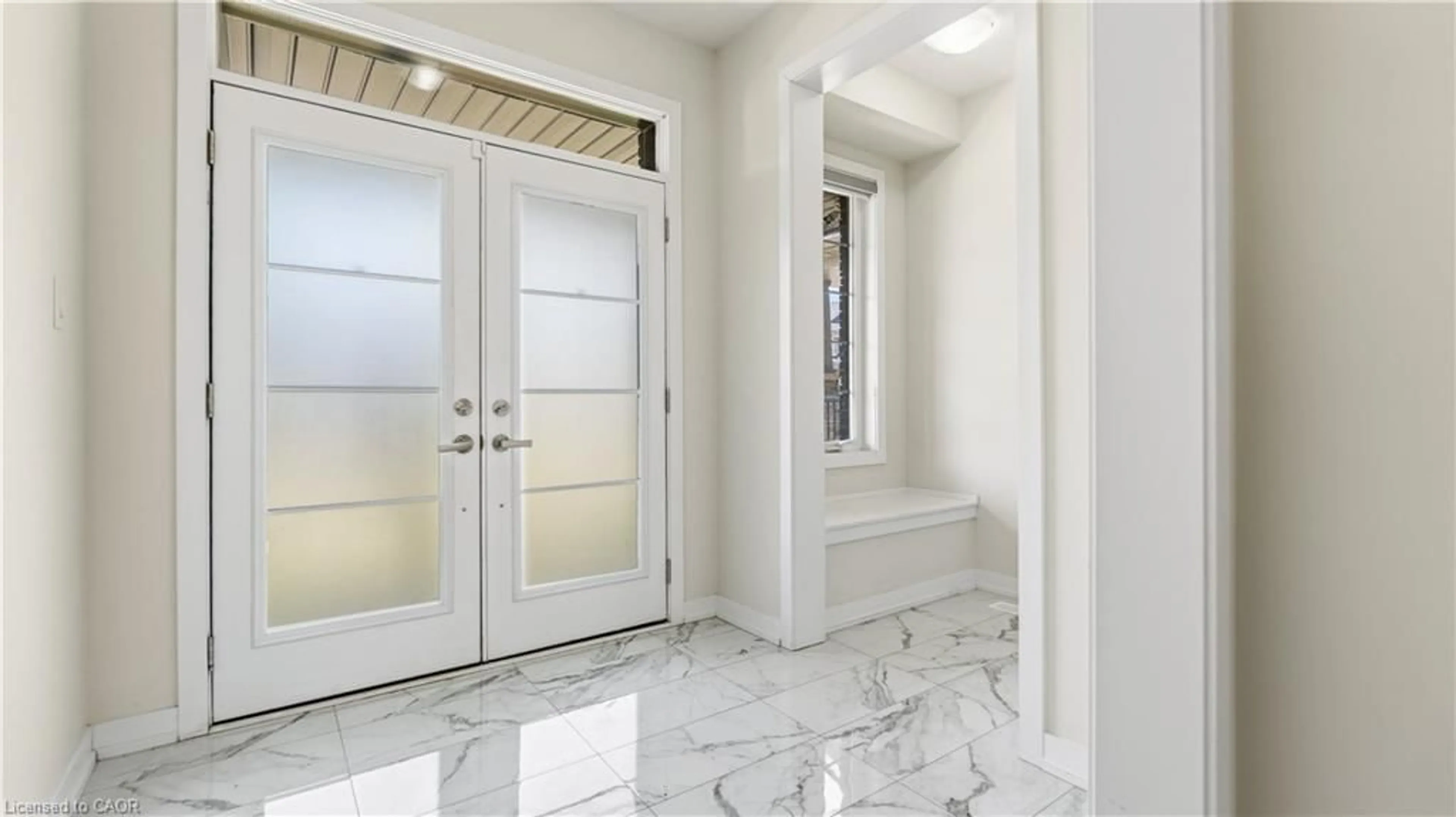 Indoor entryway for 97 Lilac Cir, Caledonia Ontario N3W 0H6