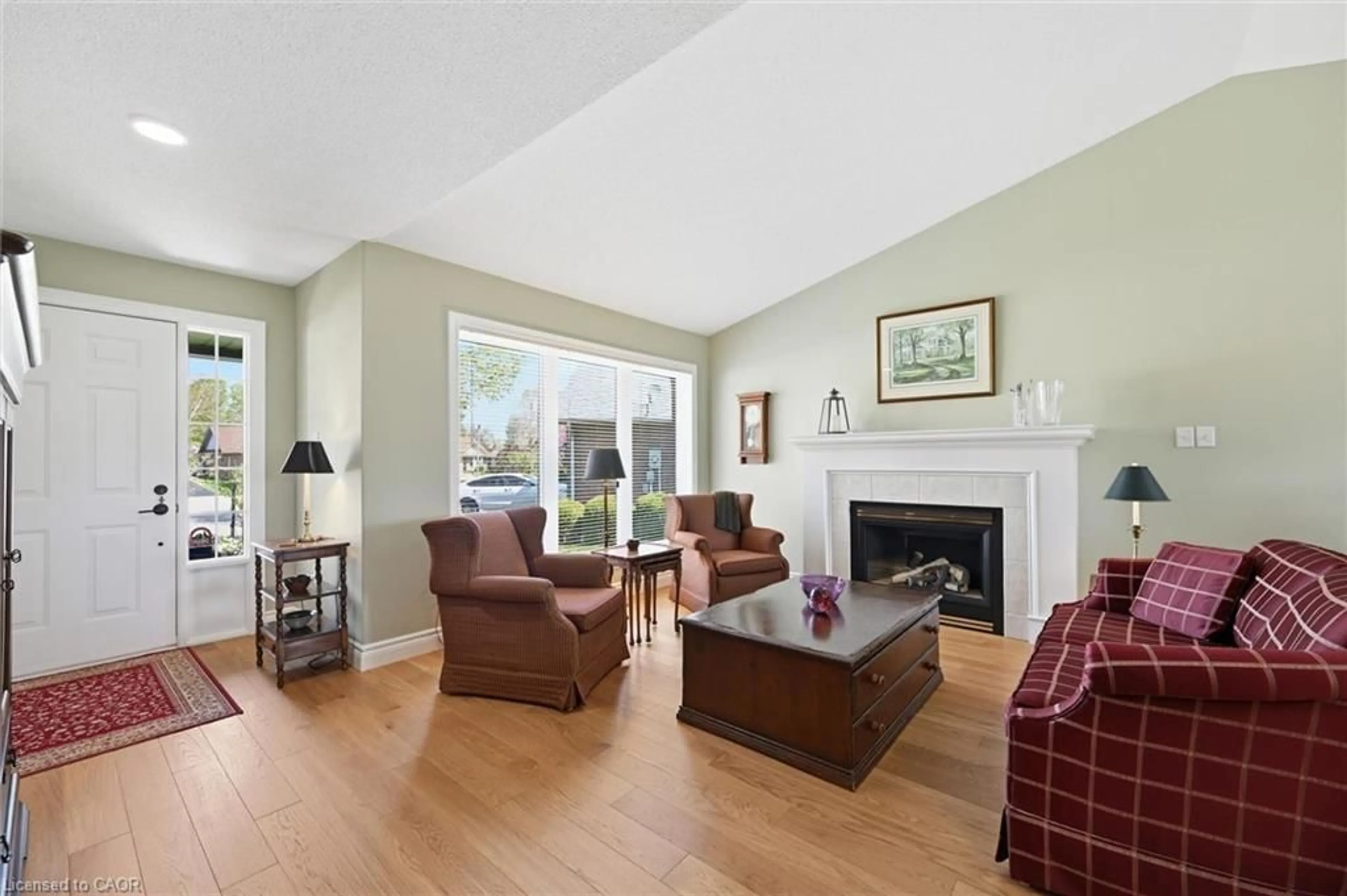 Living room with furniture, wood/laminate floor for 15 Bayshore Crt, Port Dover Ontario N0A 1N7