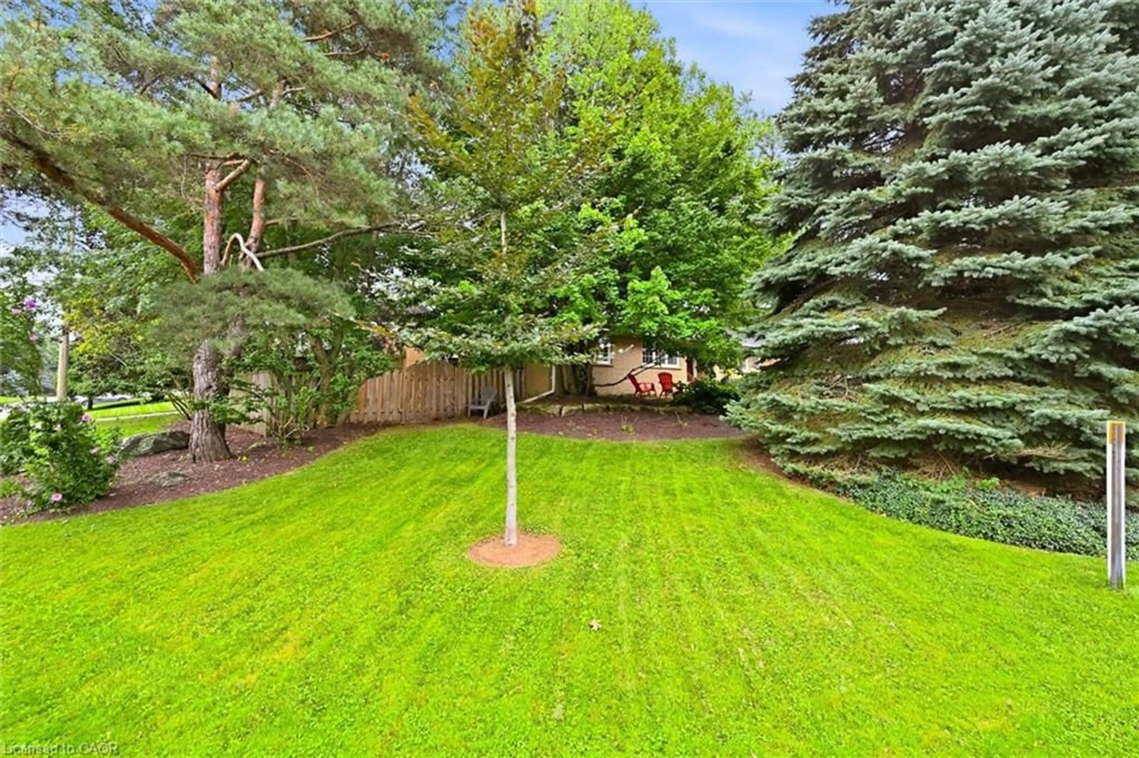 Patio, forest/trees view for 760 Kingsway Dr, Burlington Ontario L7T 3H4