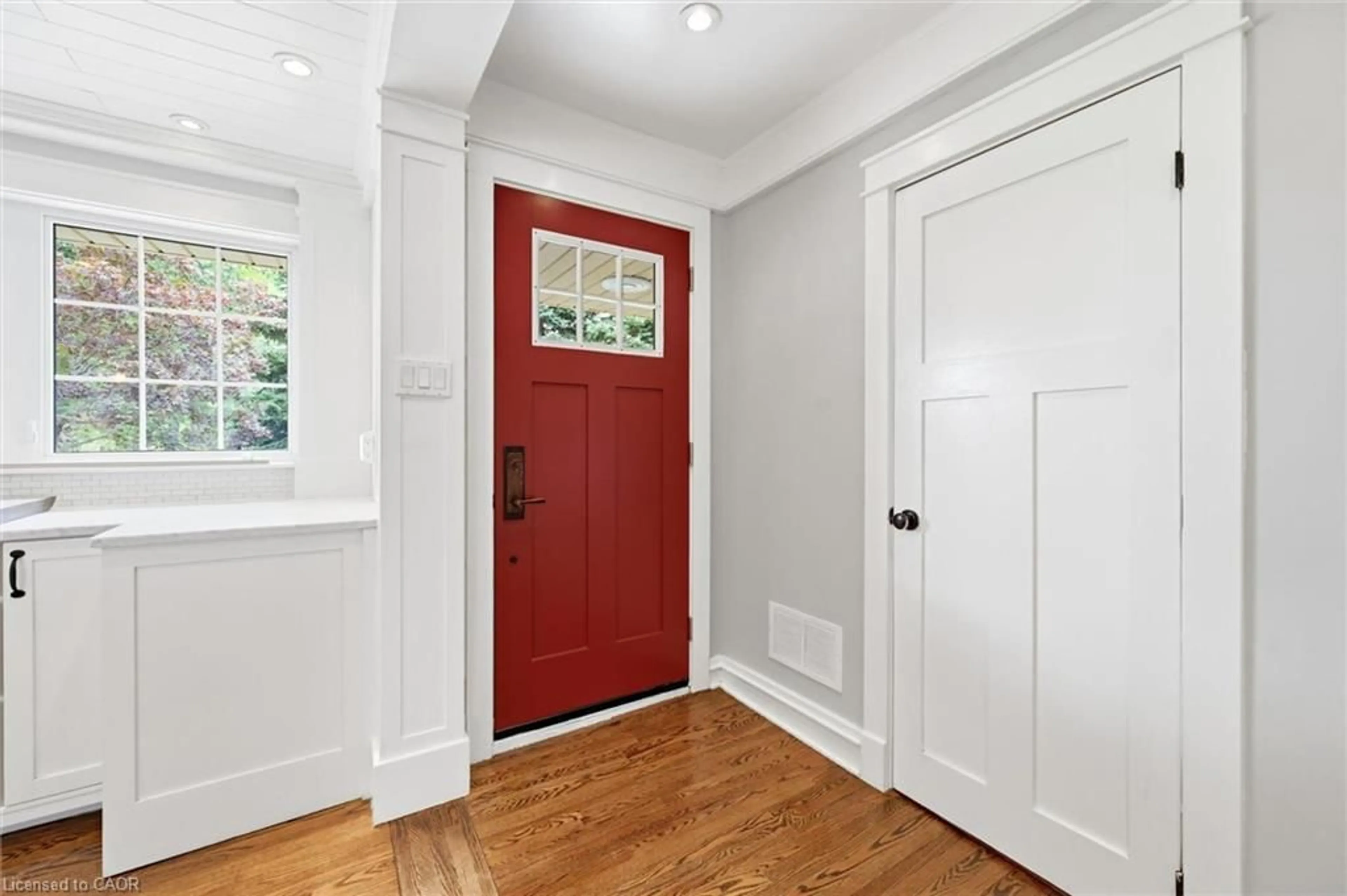 Indoor entryway for 760 Kingsway Dr, Burlington Ontario L7T 3H4