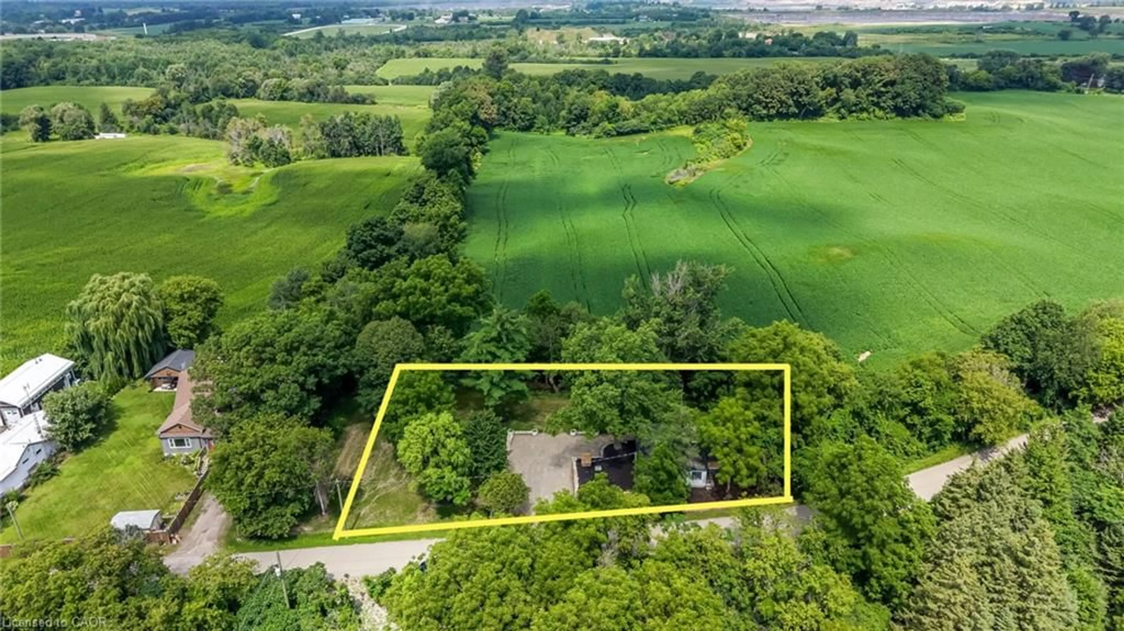A pic from outside/outdoor area/front of a property/back of a property/a pic from drone, unknown for 845 Collinson Rd, Dundas Ontario L9H 5E2