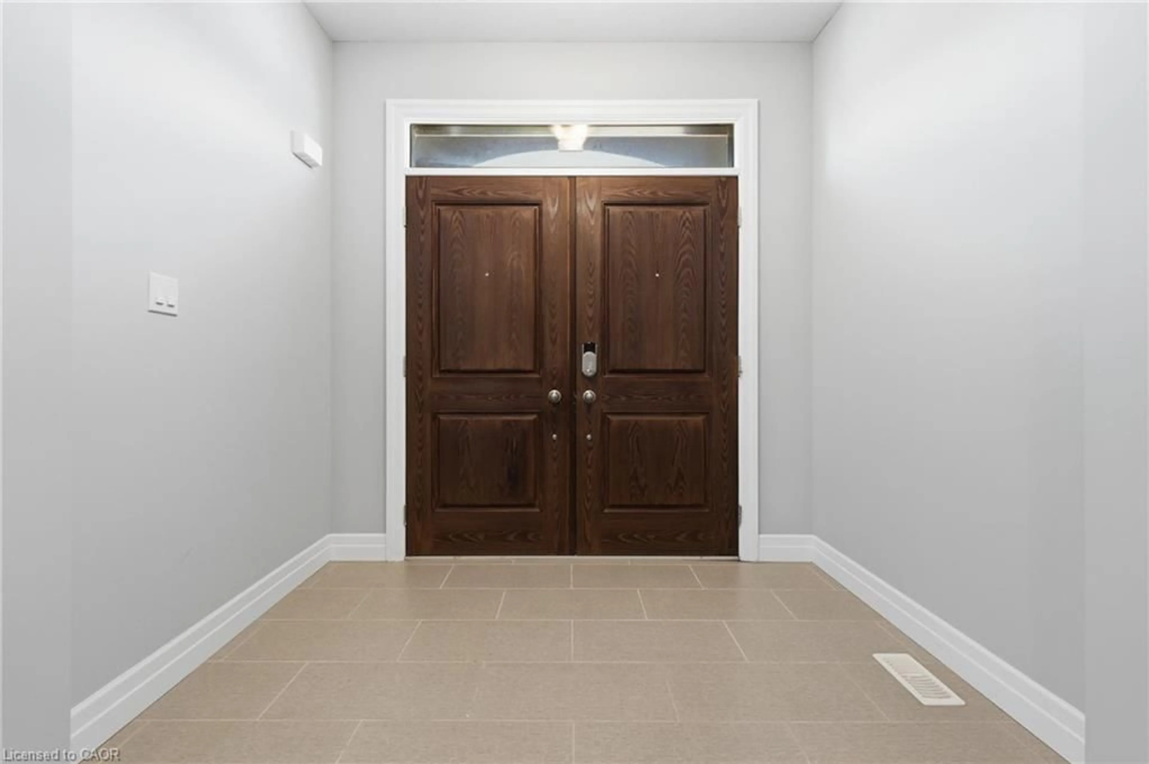 Indoor entryway for 530 Pinery Trail, Waterloo Ontario N2V 2S4
