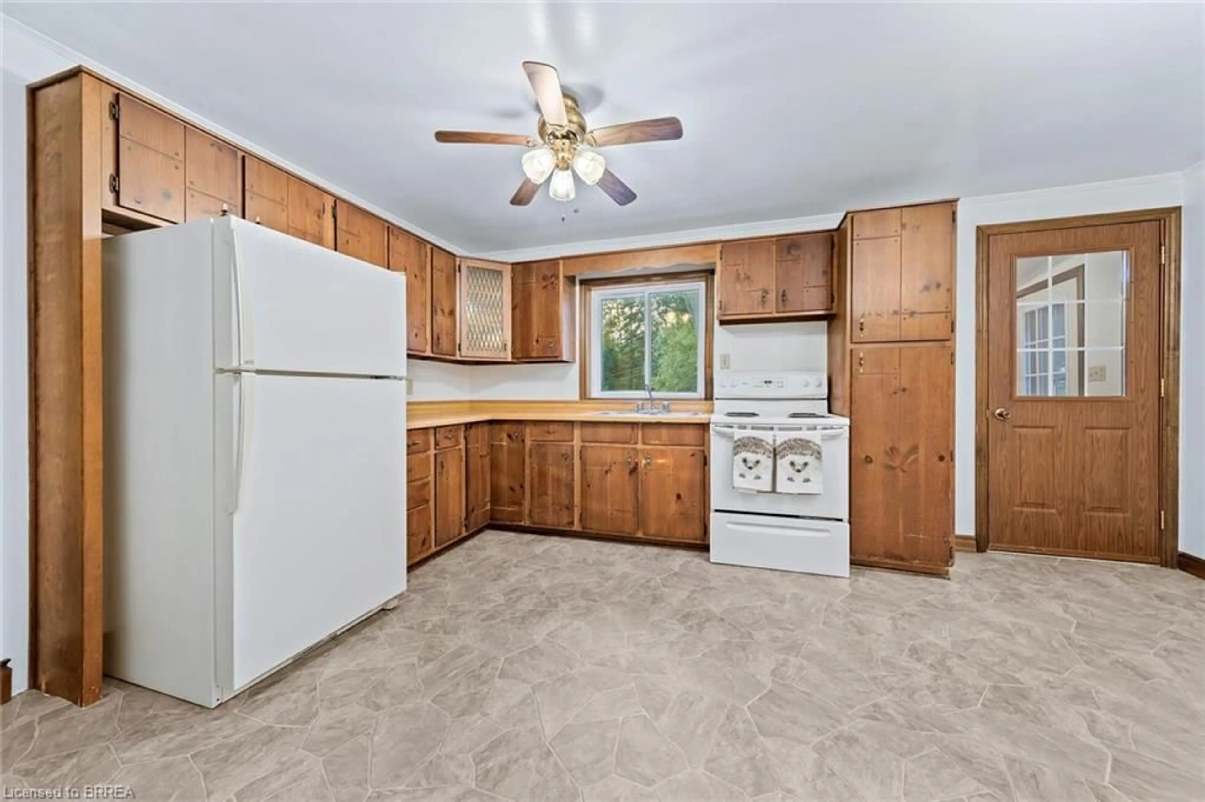 Standard kitchen, ceramic/tile floor for 22025 Erin - East Garafraxa Tline, East Garafraxa Ontario L9W 7G4