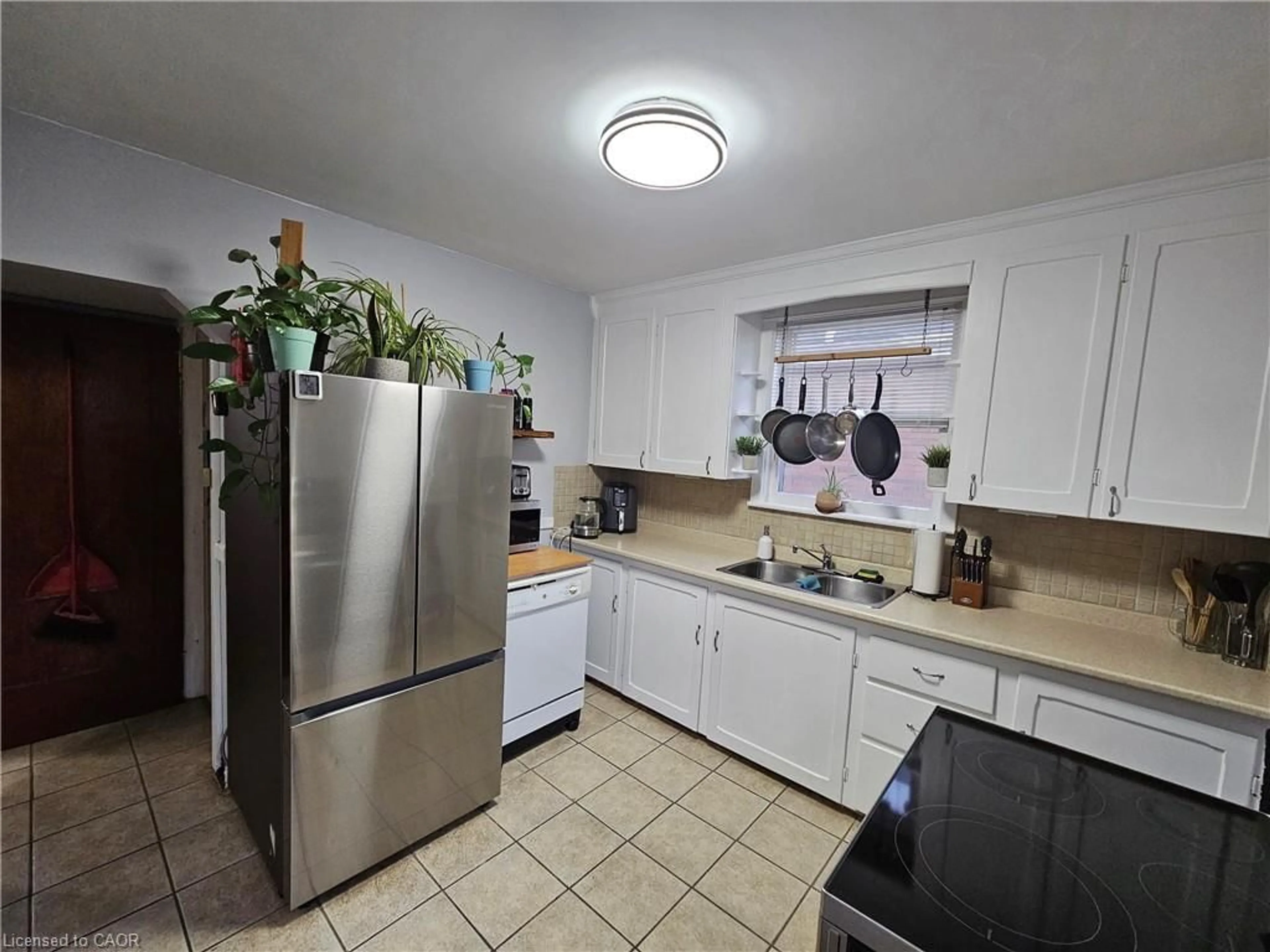 Standard kitchen, ceramic/tile floor for 75 Barons Ave, Hamilton Ontario L8K 2Y4