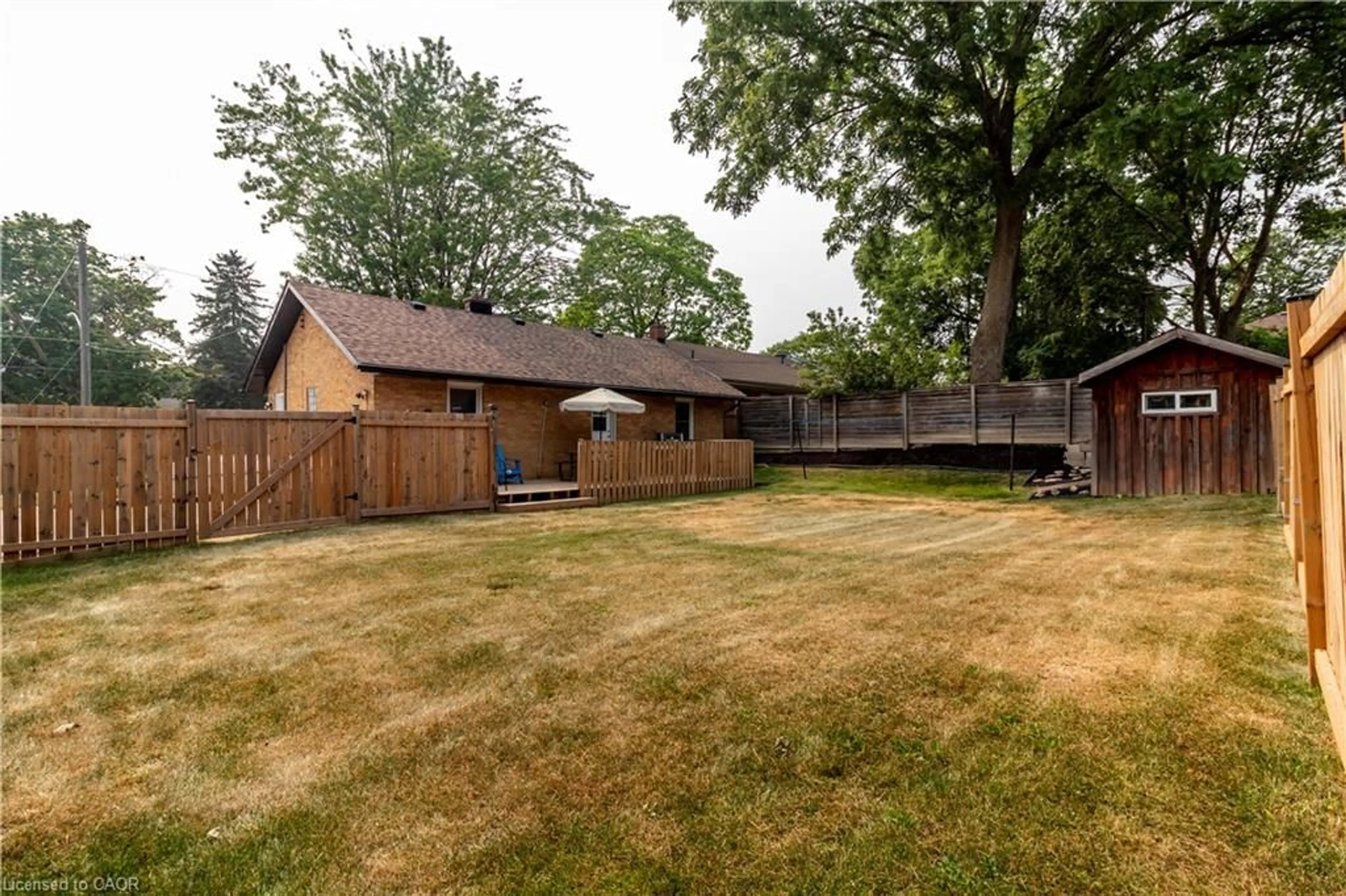A pic from outside/outdoor area/front of a property/back of a property/a pic from drone, street for 124 Dover St, Waterloo Ontario N2J 1Z6