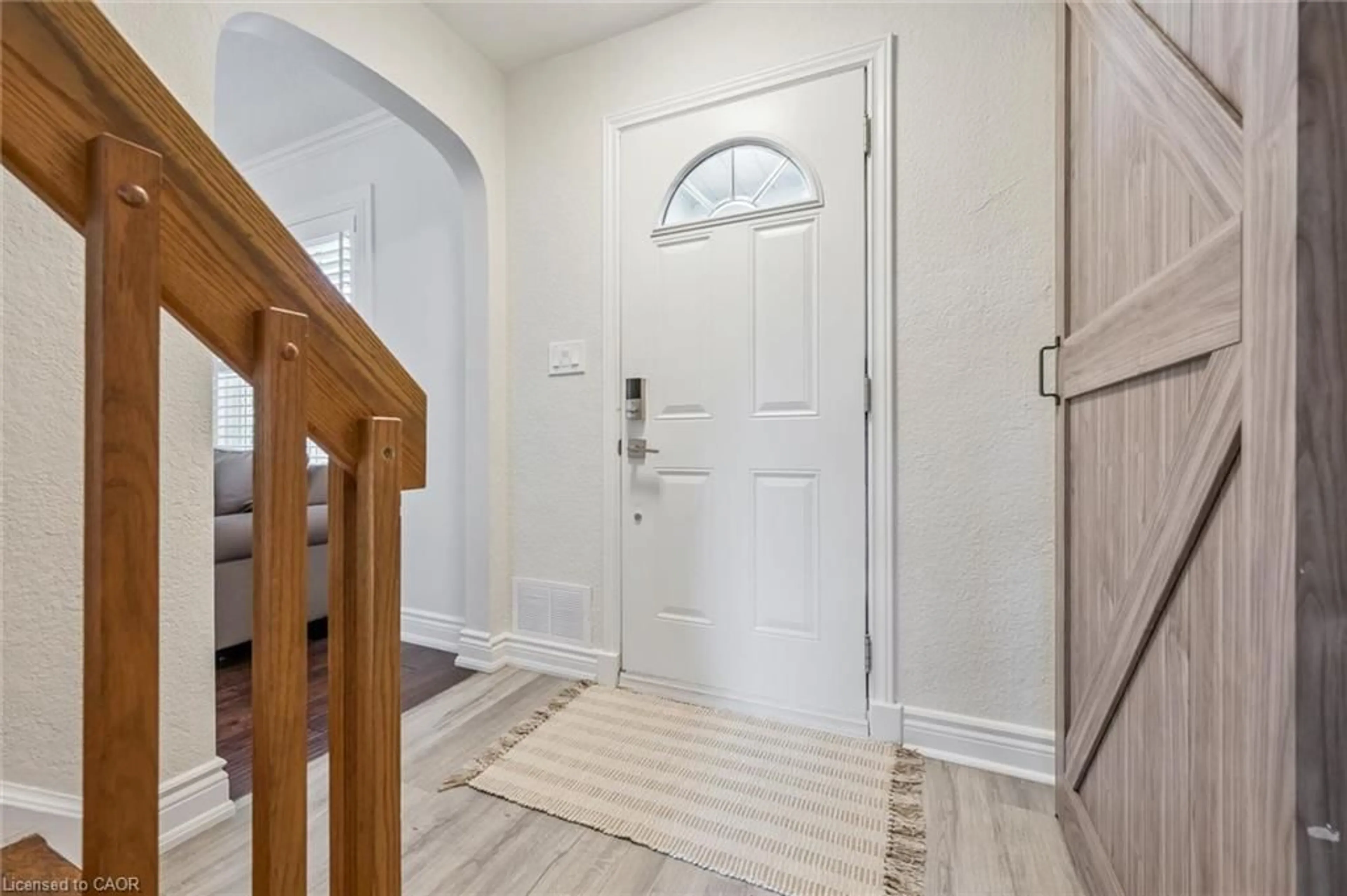 Indoor entryway for 1010 Baldwin Rd, Mississauga Ontario L4Y 1J2