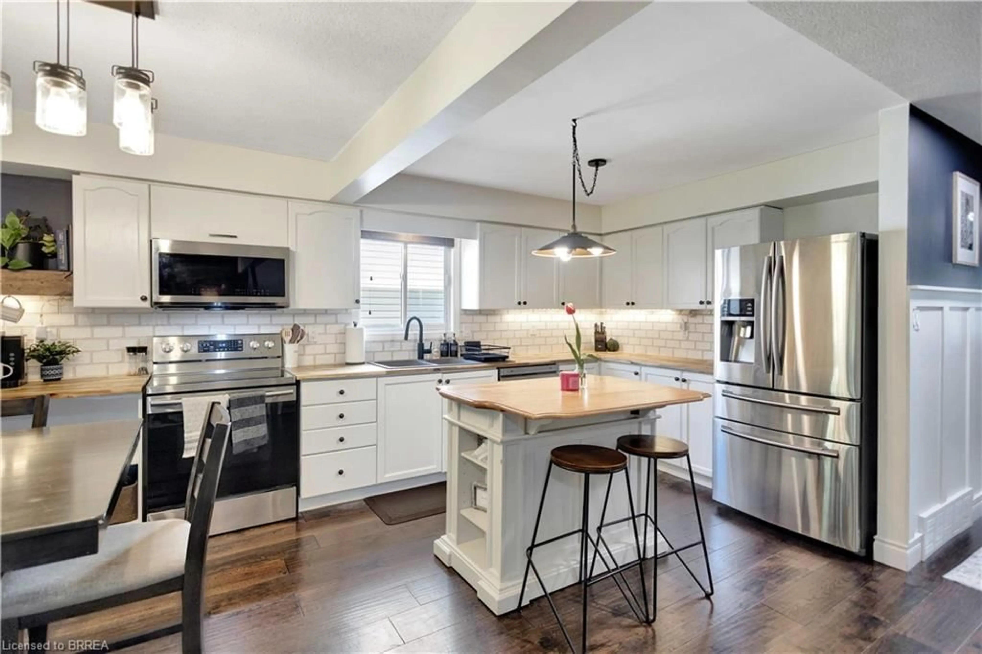 Open concept kitchen, ceramic/tile floor for 26 Scottacres Blvd, Caledonia Ontario N3W 2K2