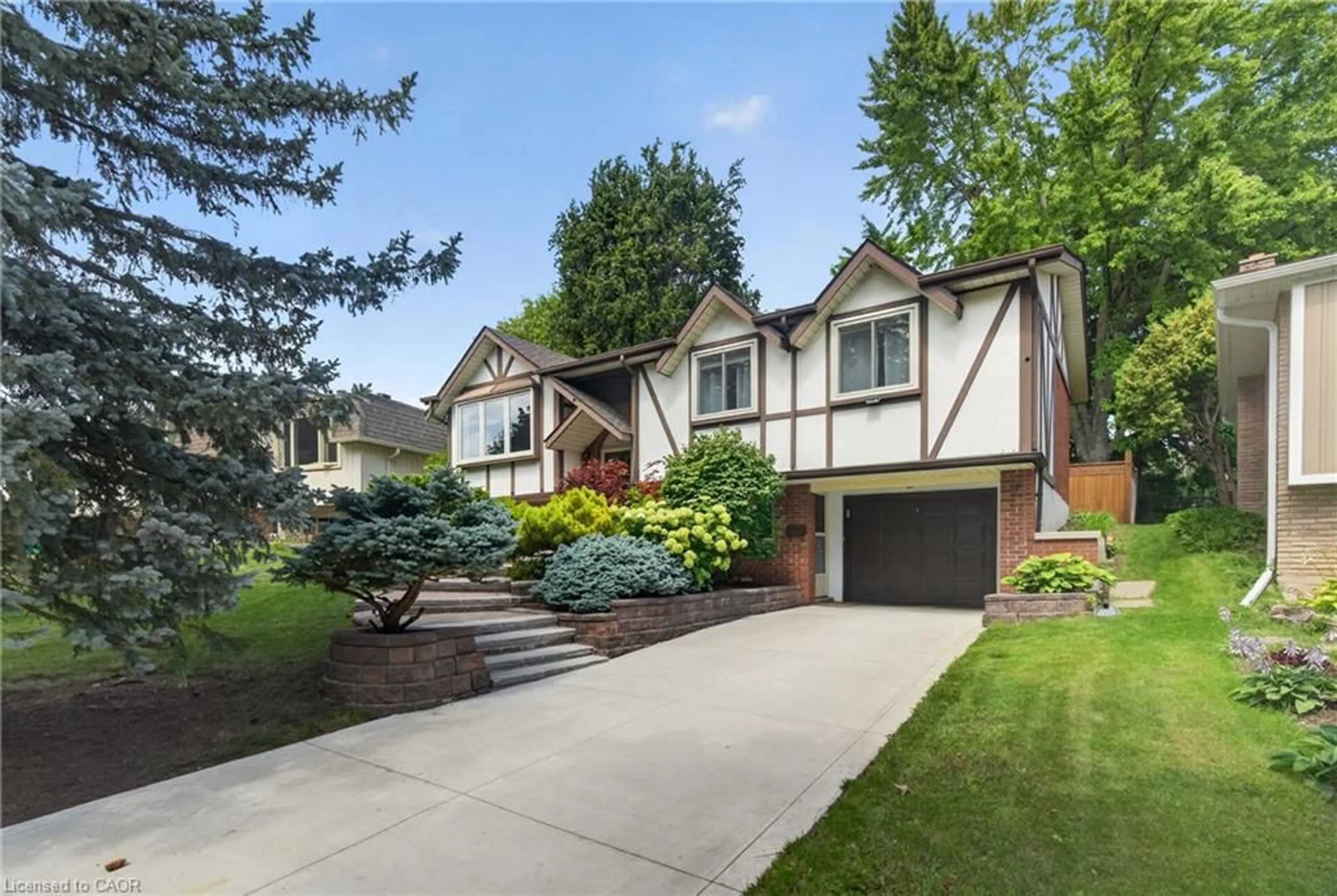Home with vinyl exterior material, street for 74 Cherry Hill Dr, Kitchener Ontario N2E 1N6