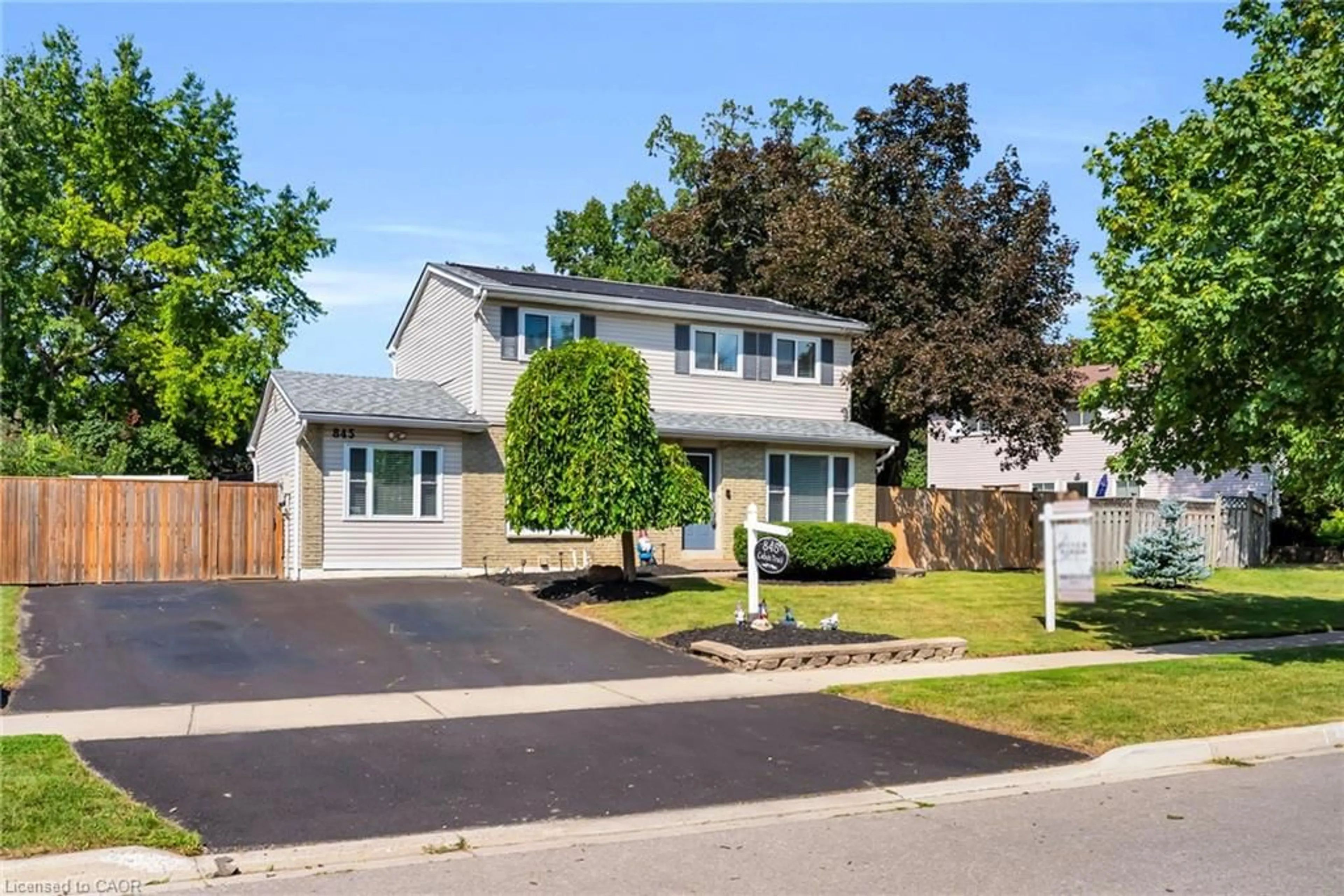 Home with vinyl exterior material, street for 845 Cabot Trail, Milton Ontario L9T 3S7