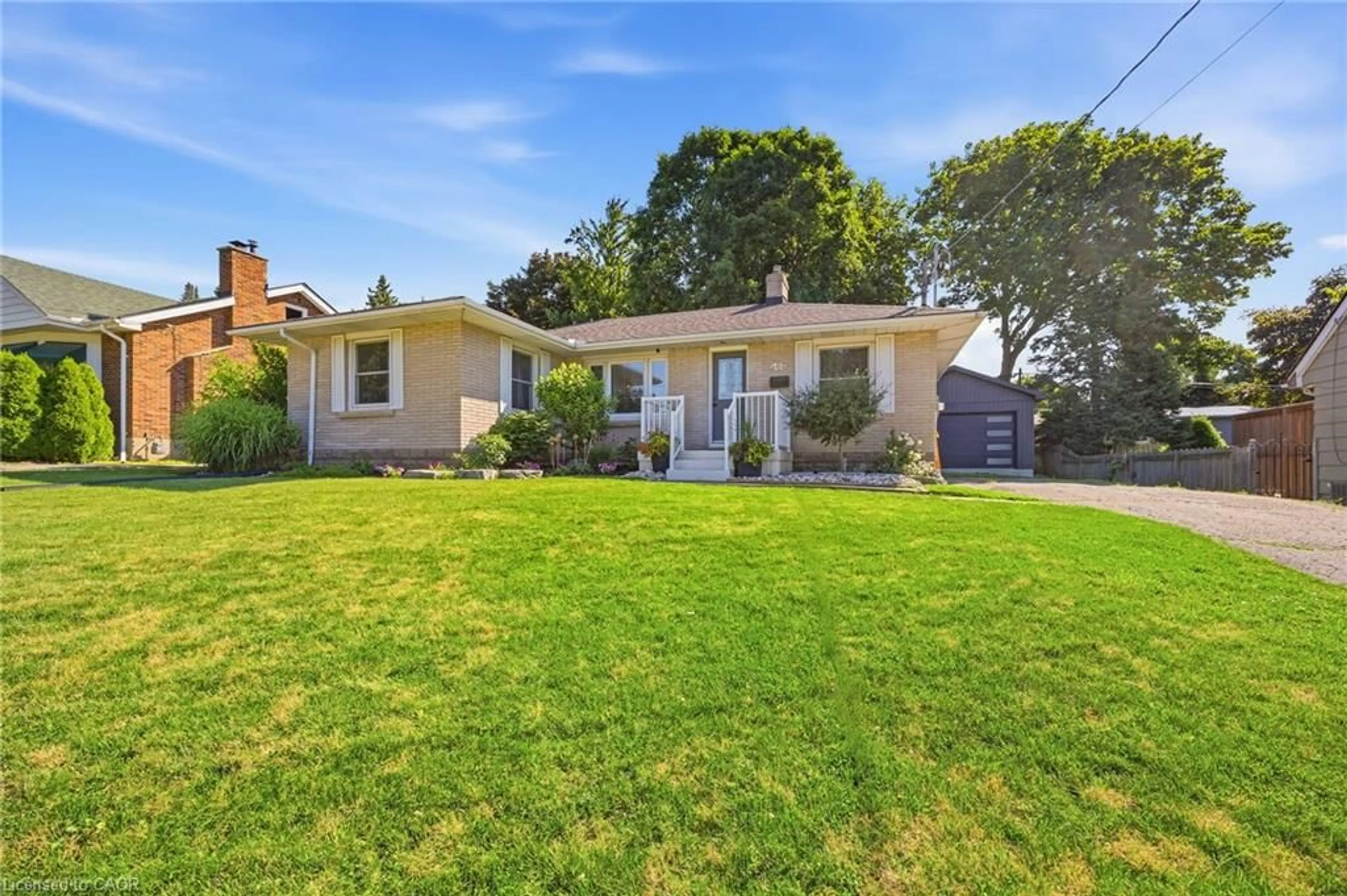 A pic from outside/outdoor area/front of a property/back of a property/a pic from drone, street for 402 Wellington St, Woodstock Ontario N4S 6S7