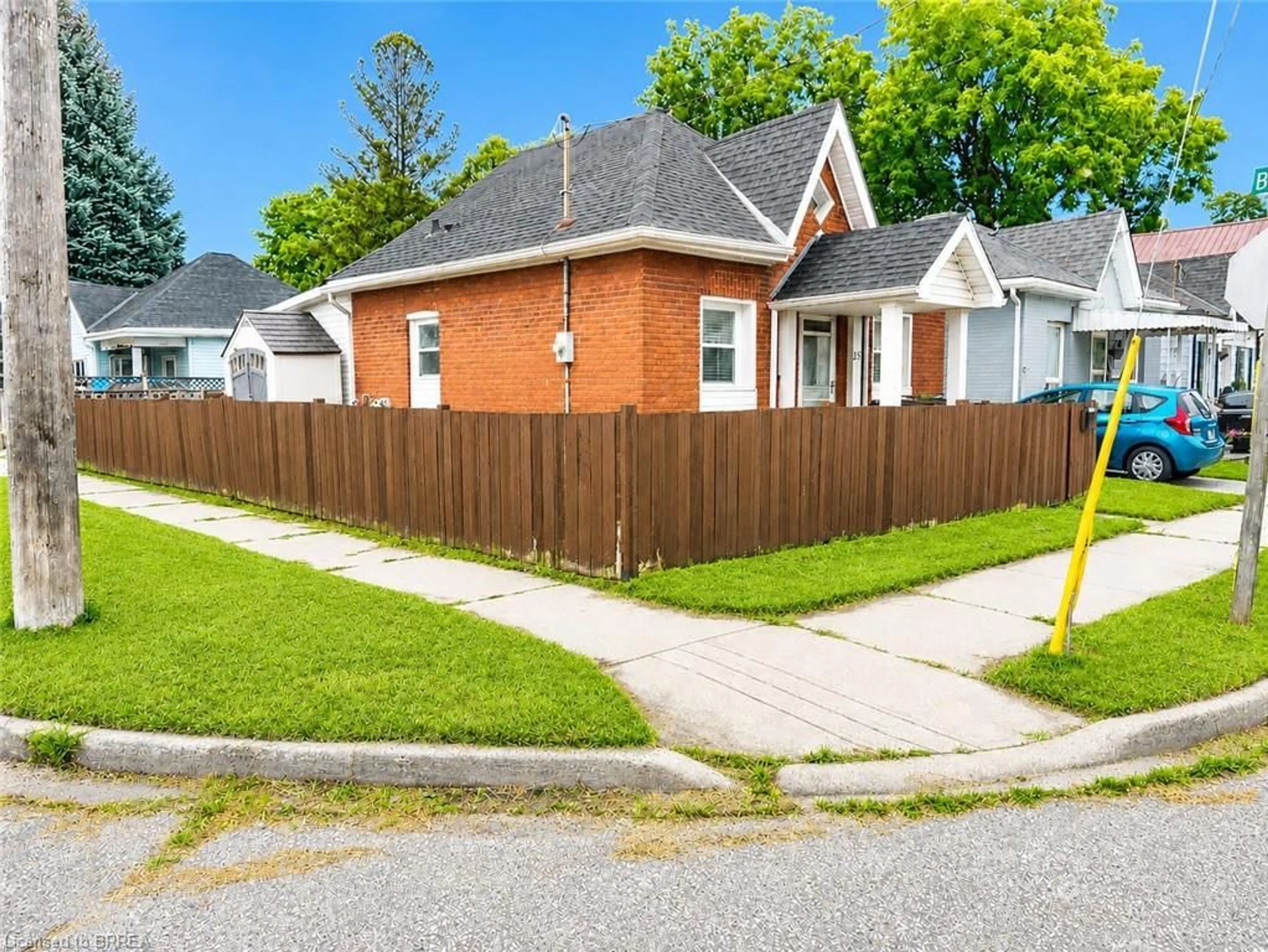 A pic from outside/outdoor area/front of a property/back of a property/a pic from drone, street for 15 Esther St, Brantford Ontario N3S 6K3