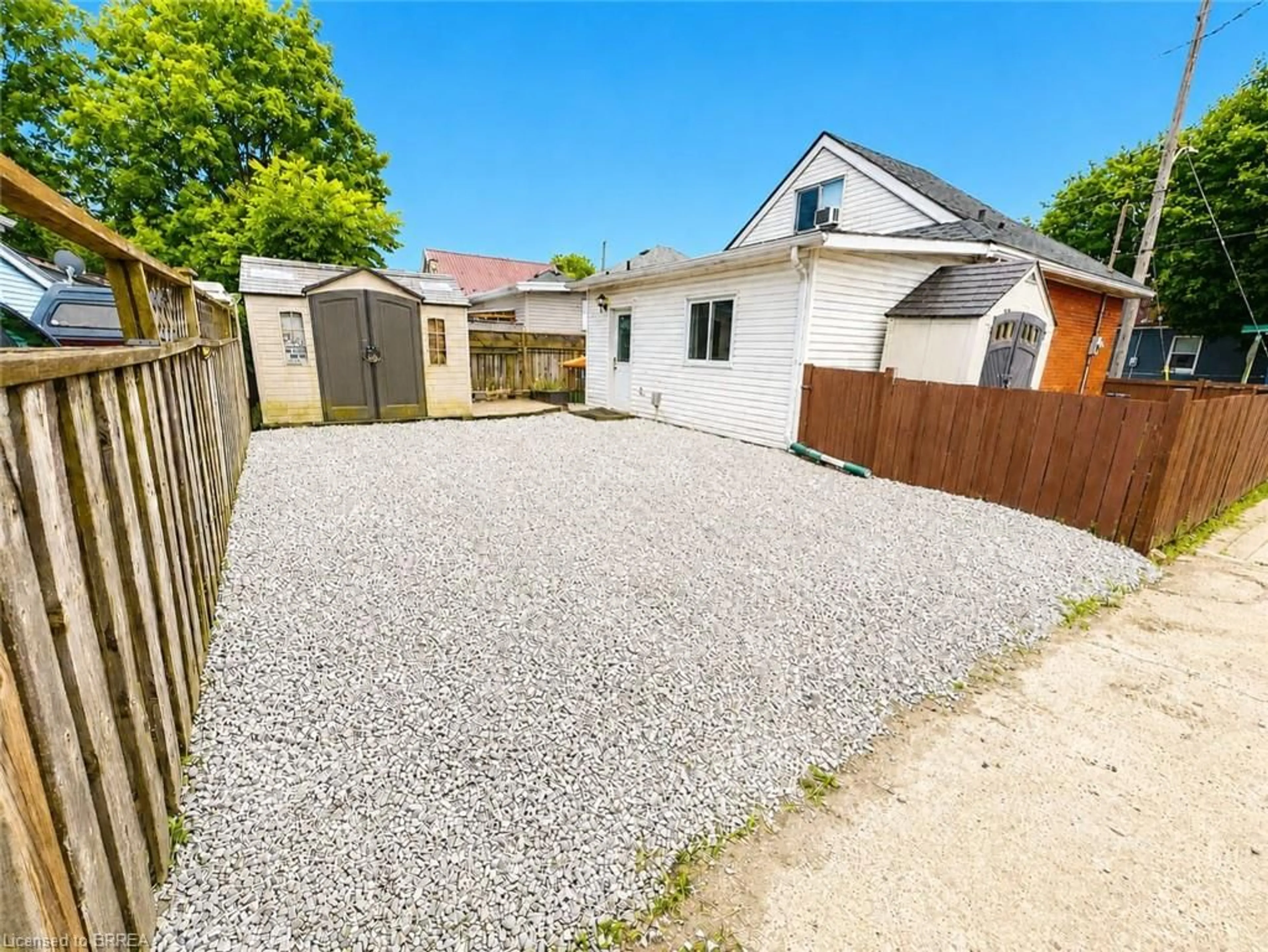 A pic from outside/outdoor area/front of a property/back of a property/a pic from drone, street for 15 Esther St, Brantford Ontario N3S 6K3