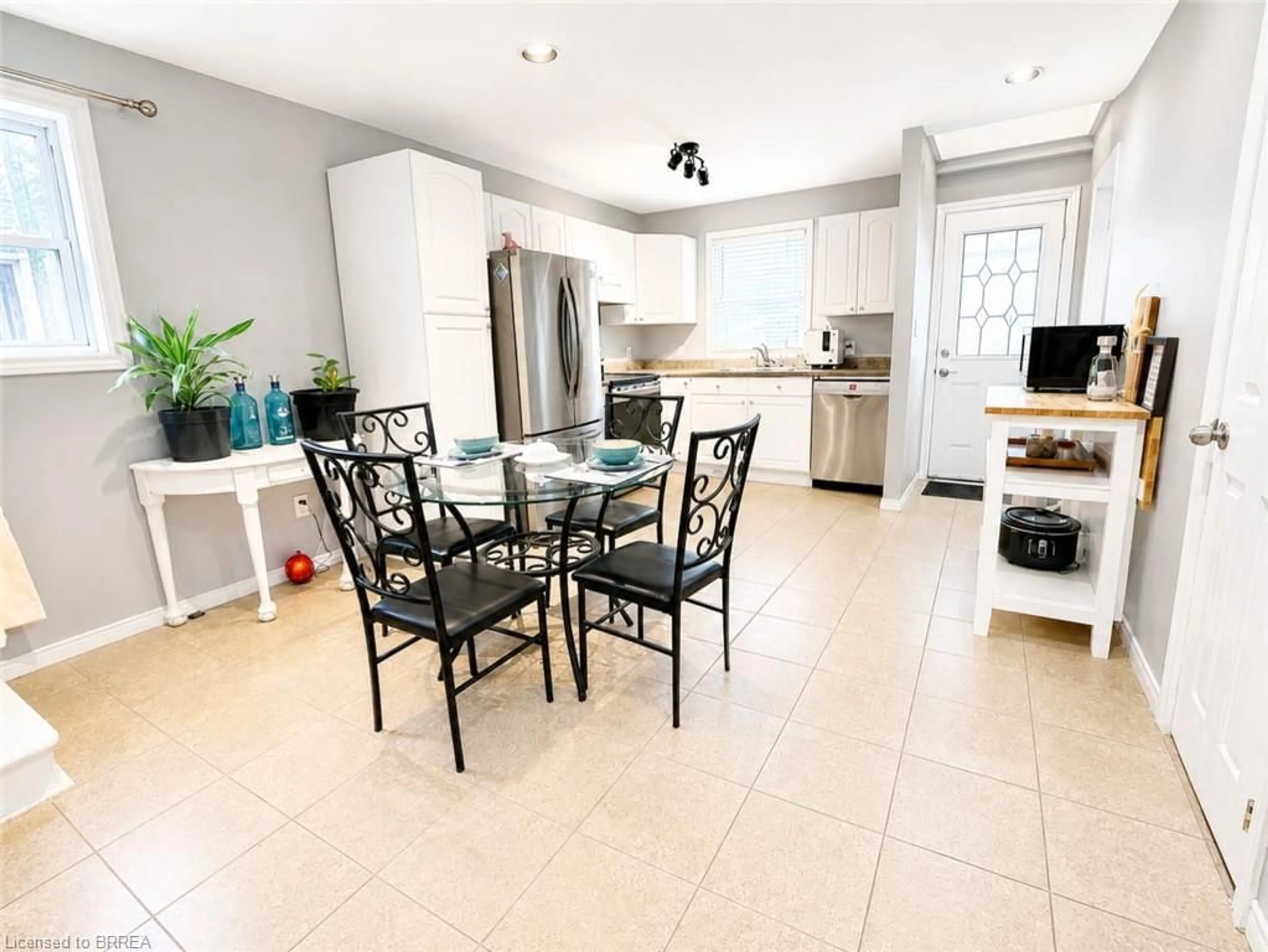 Open concept kitchen, ceramic/tile floor for 15 Esther St, Brantford Ontario N3S 6K3