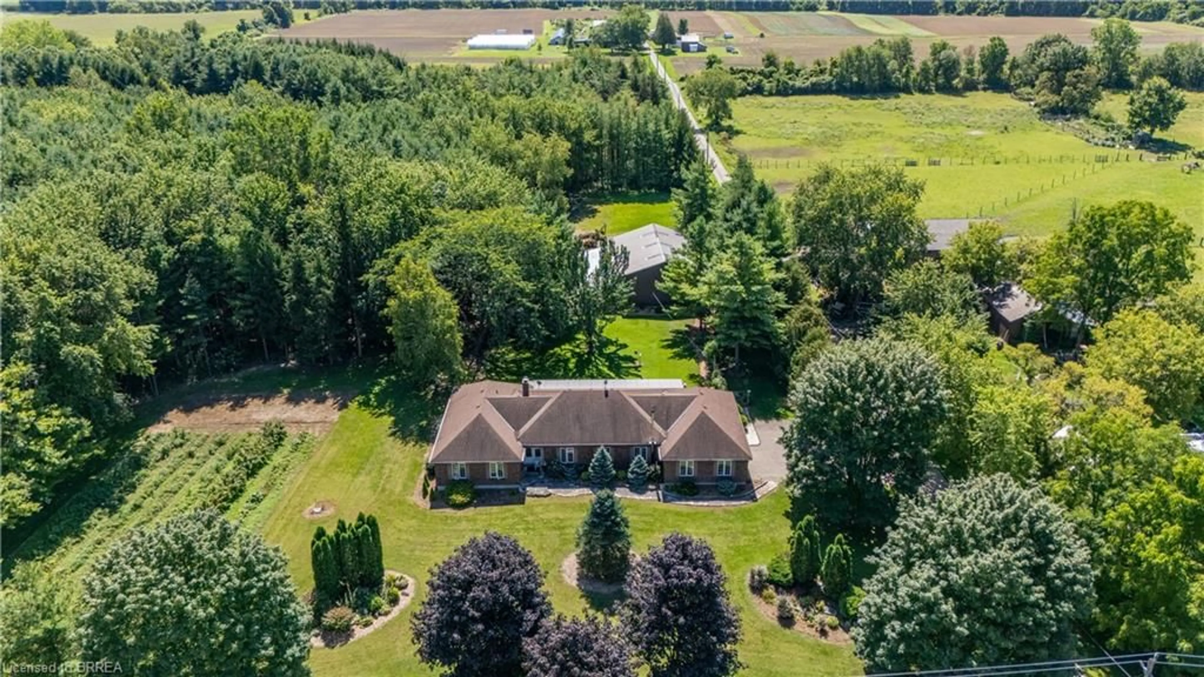 A pic from outside/outdoor area/front of a property/back of a property/a pic from drone, unknown for 1170 Thompson Rd, Waterford Ontario N0E 1Y0