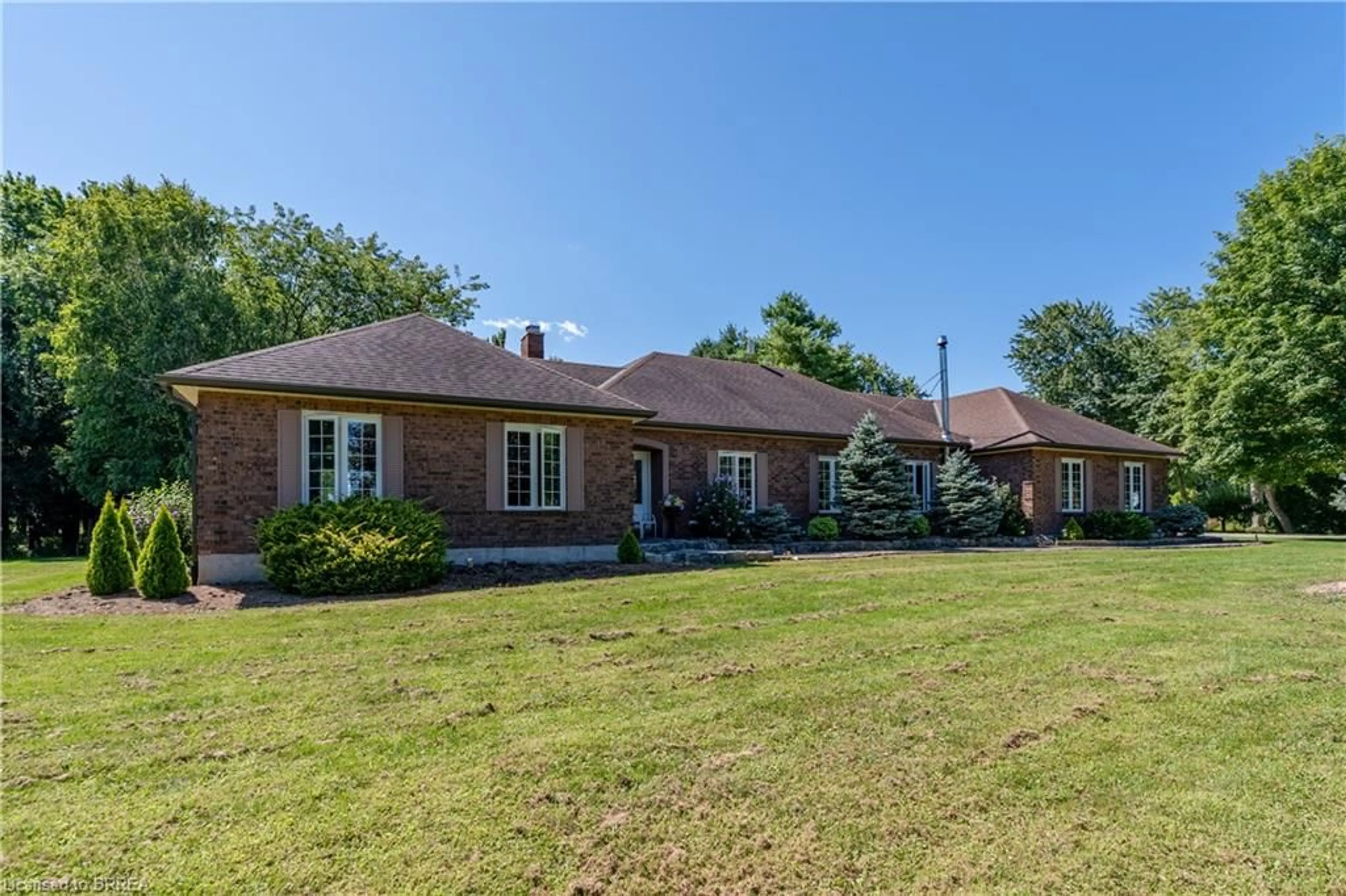 A pic from outside/outdoor area/front of a property/back of a property/a pic from drone, street for 1170 Thompson Rd, Waterford Ontario N0E 1Y0