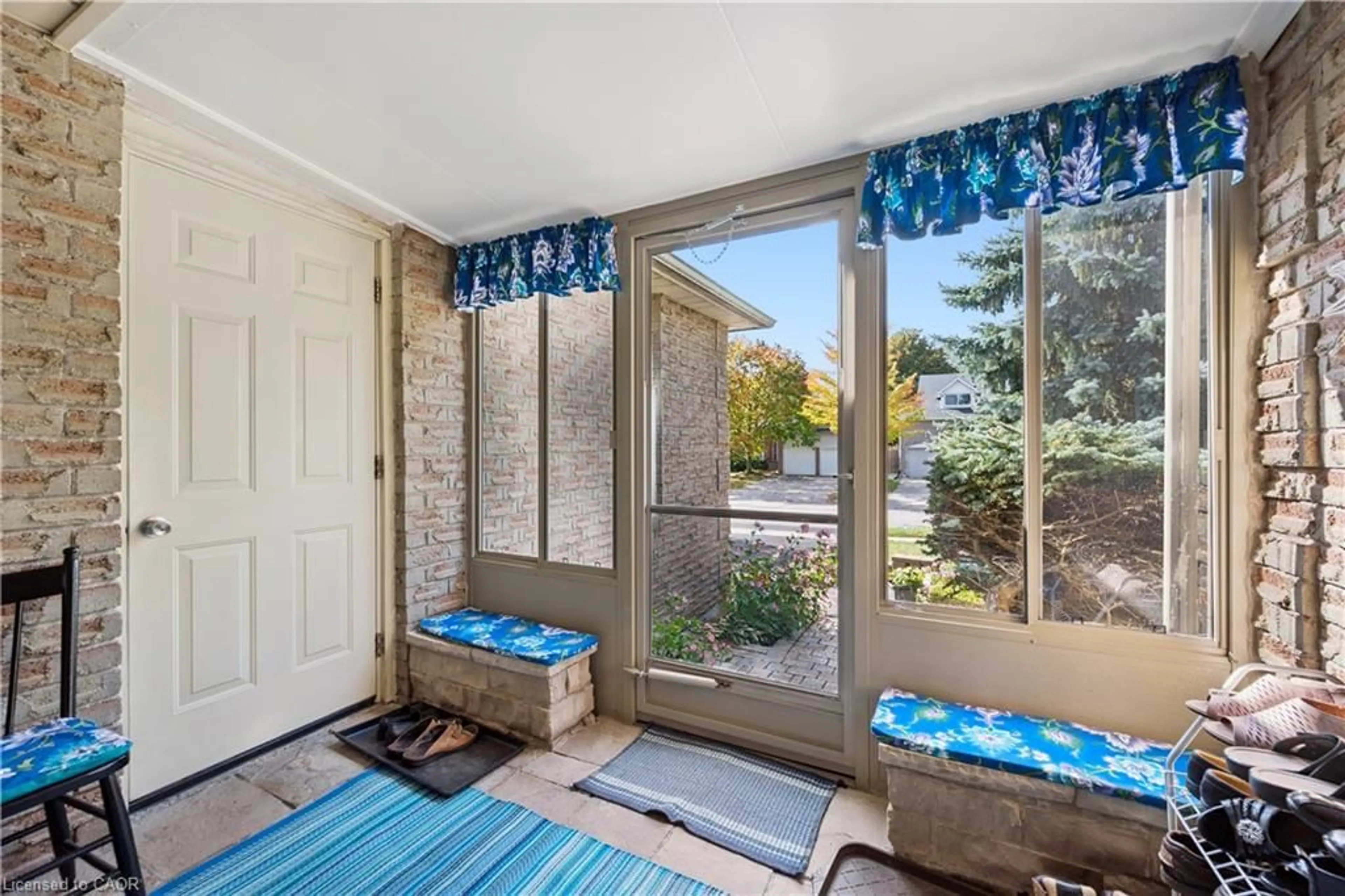 Indoor entryway for 744 Woodhill Dr, Fergus Ontario N1M 3N2