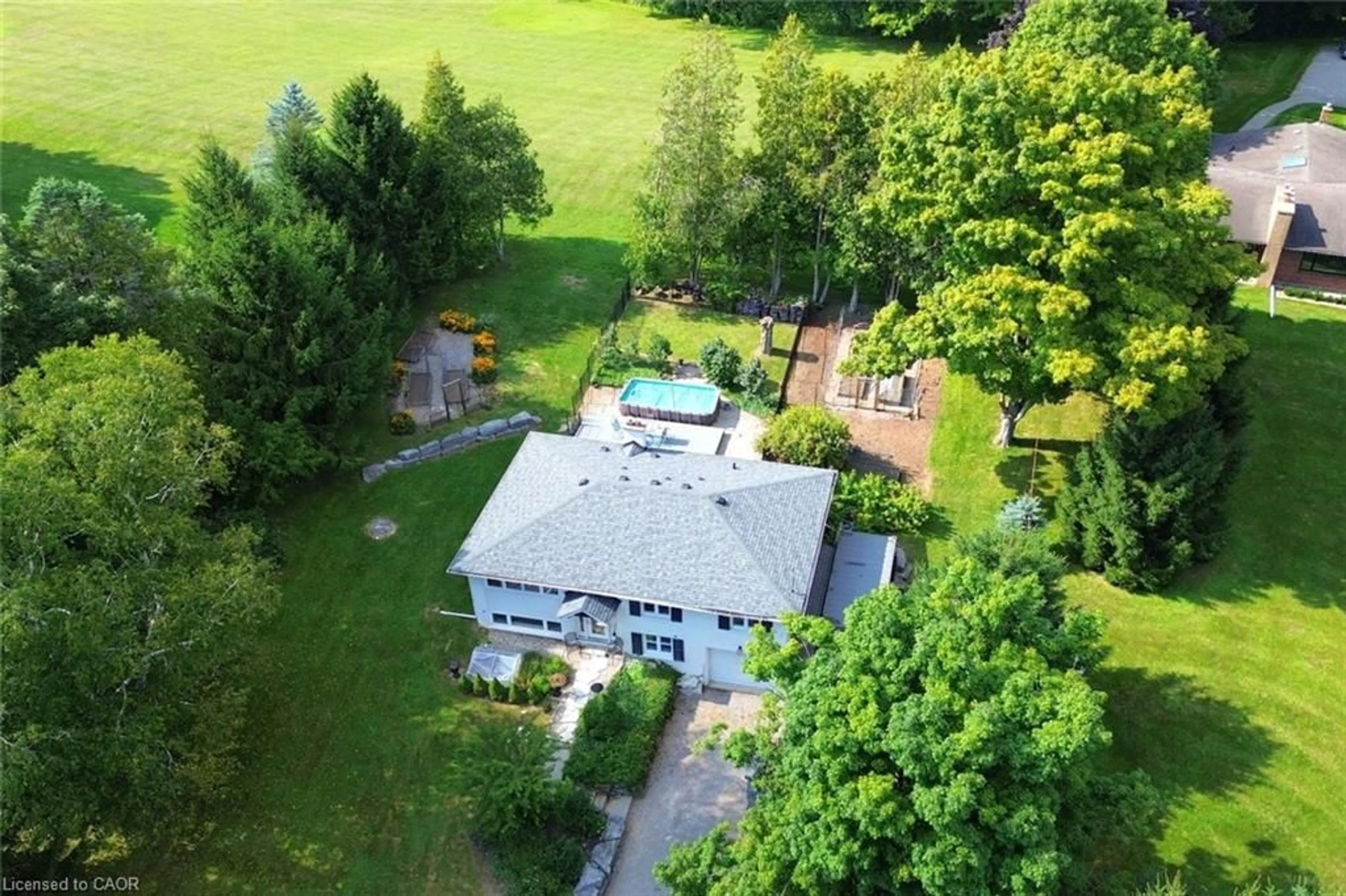A pic from outside/outdoor area/front of a property/back of a property/a pic from drone, building for 843 Governor's Rd, Dundas Ontario L9H 5E3