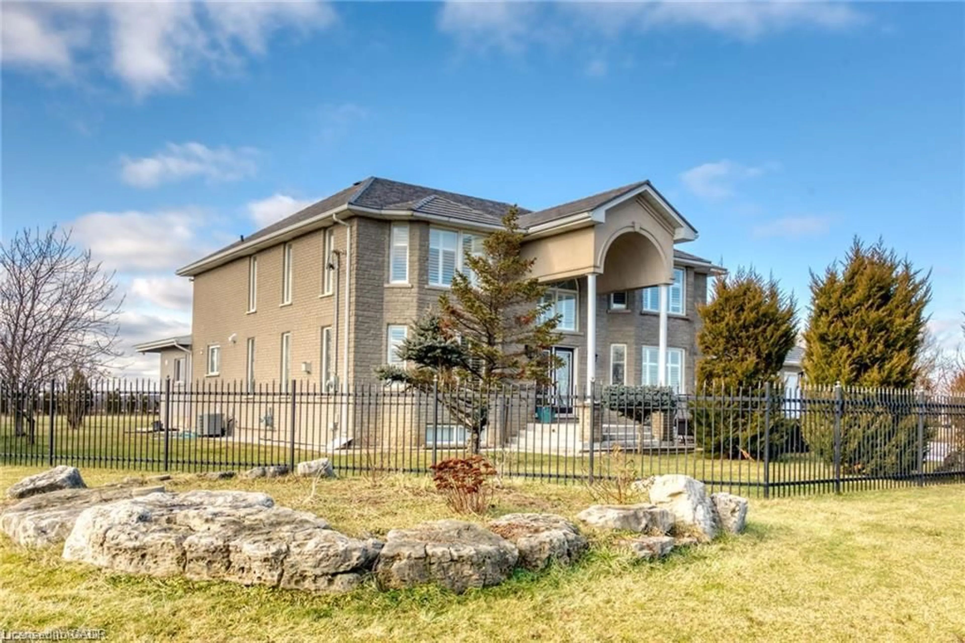 Home with brick exterior material, building for 283 Second Rd, Stoney Creek Ontario L8J 3J1
