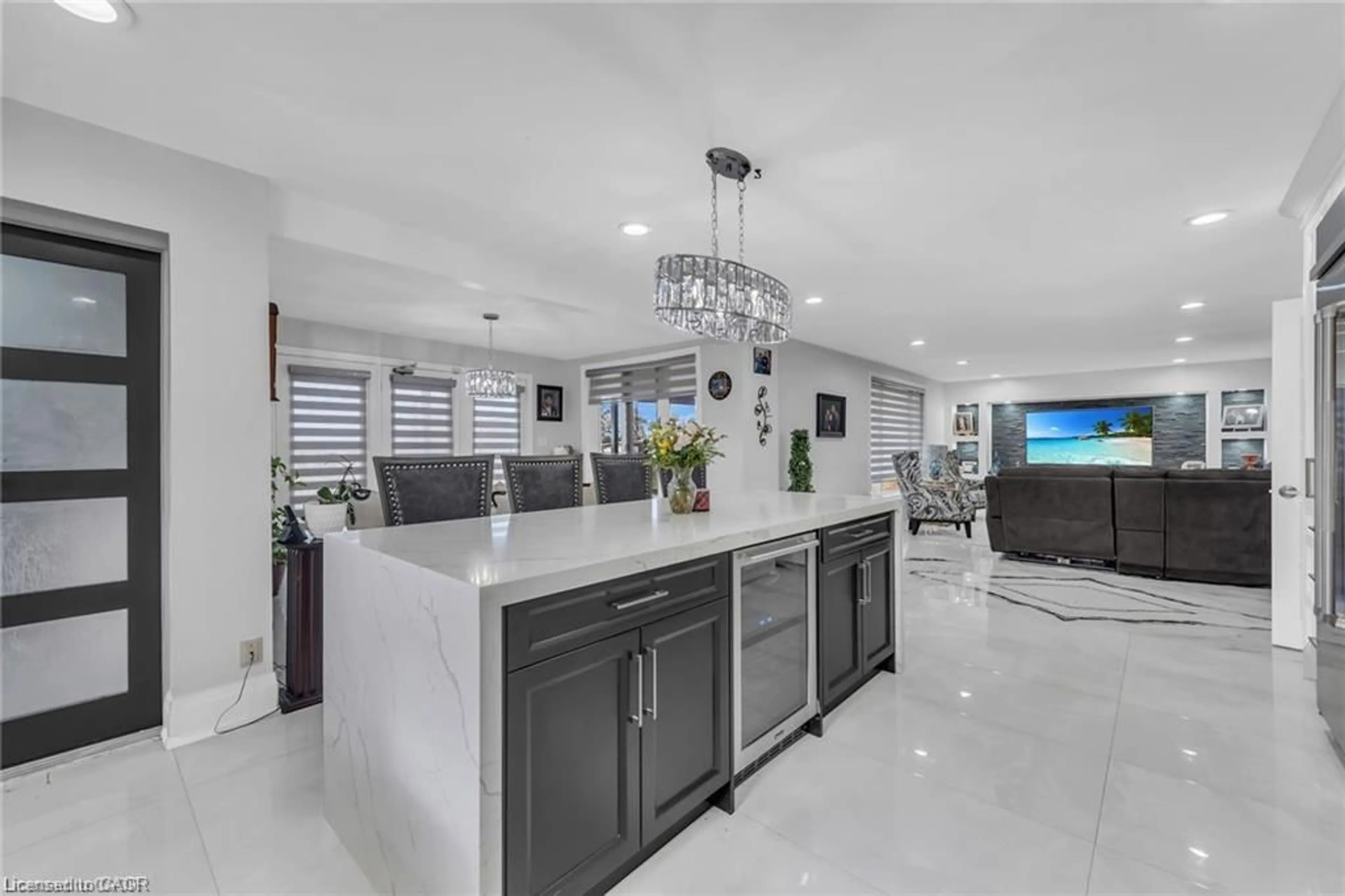 Open concept kitchen, ceramic/tile floor for 283 Second Rd, Stoney Creek Ontario L8J 3J1