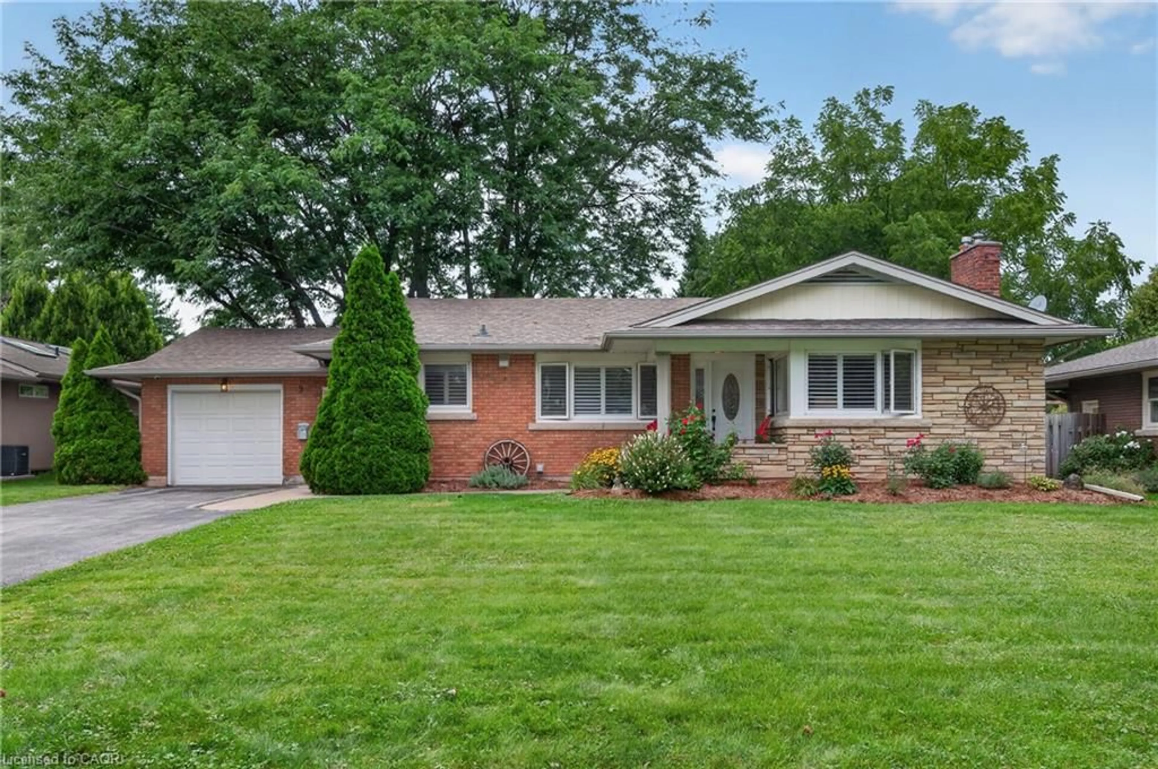 Home with brick exterior material, street for 9 Strathearn Ave, Grimsby Ontario L3M 3A5