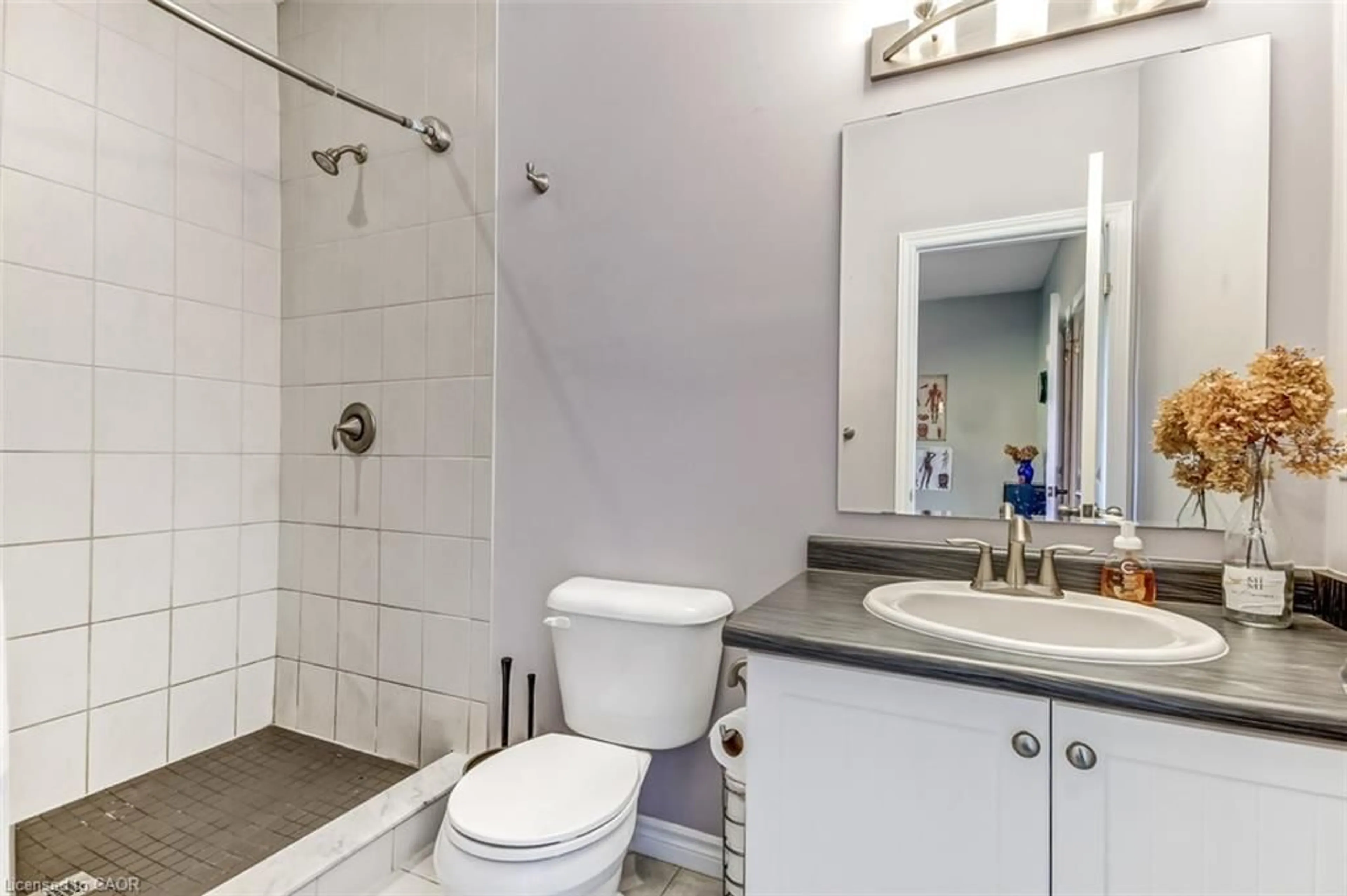 Standard bathroom, ceramic/tile floor for 277 Woodway Trail, Simcoe Ontario N3Y 4K2