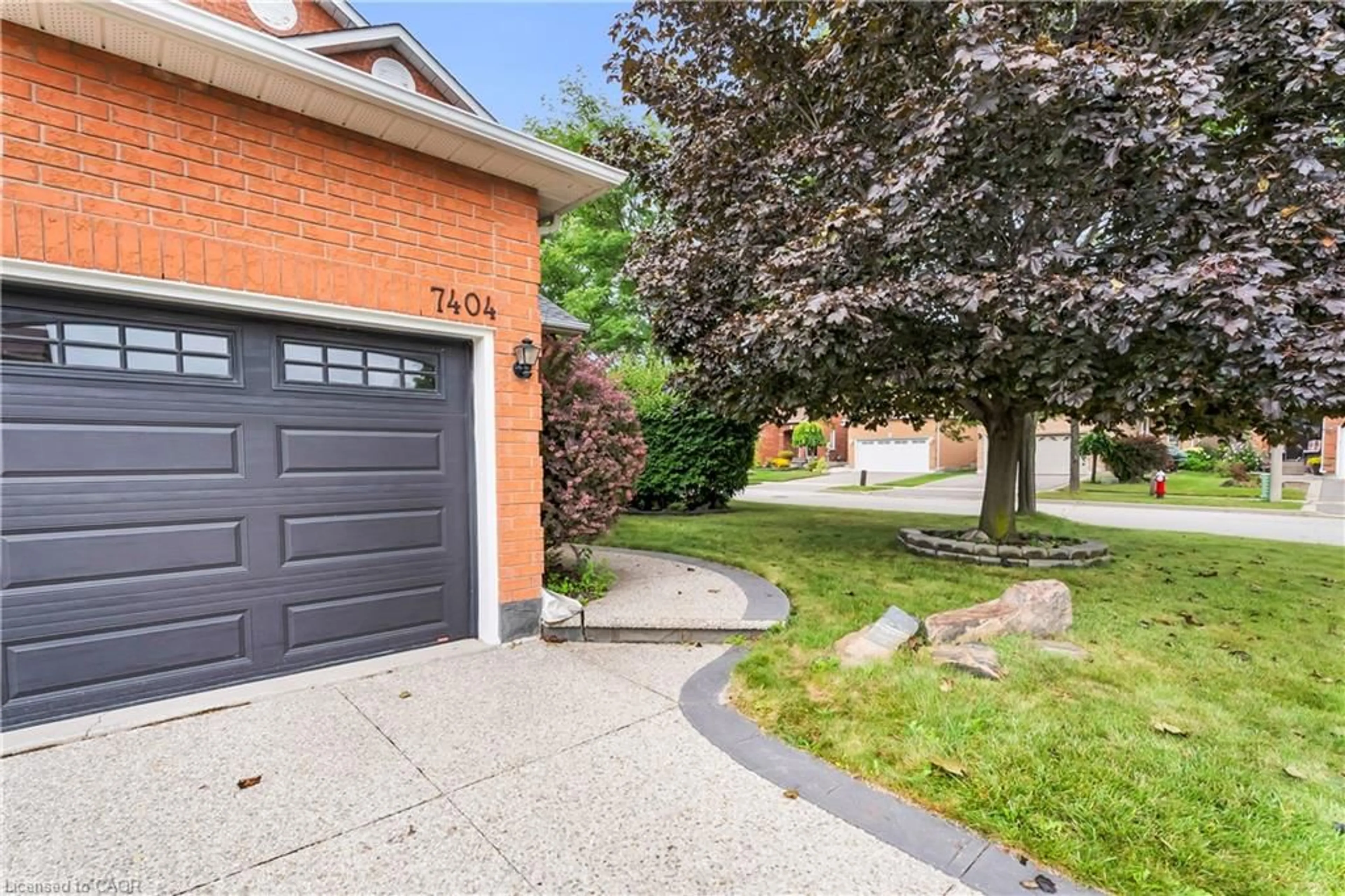 Unknown for 7404 Davemark Crt, 10th Line Shore Ontario L5N 7P3