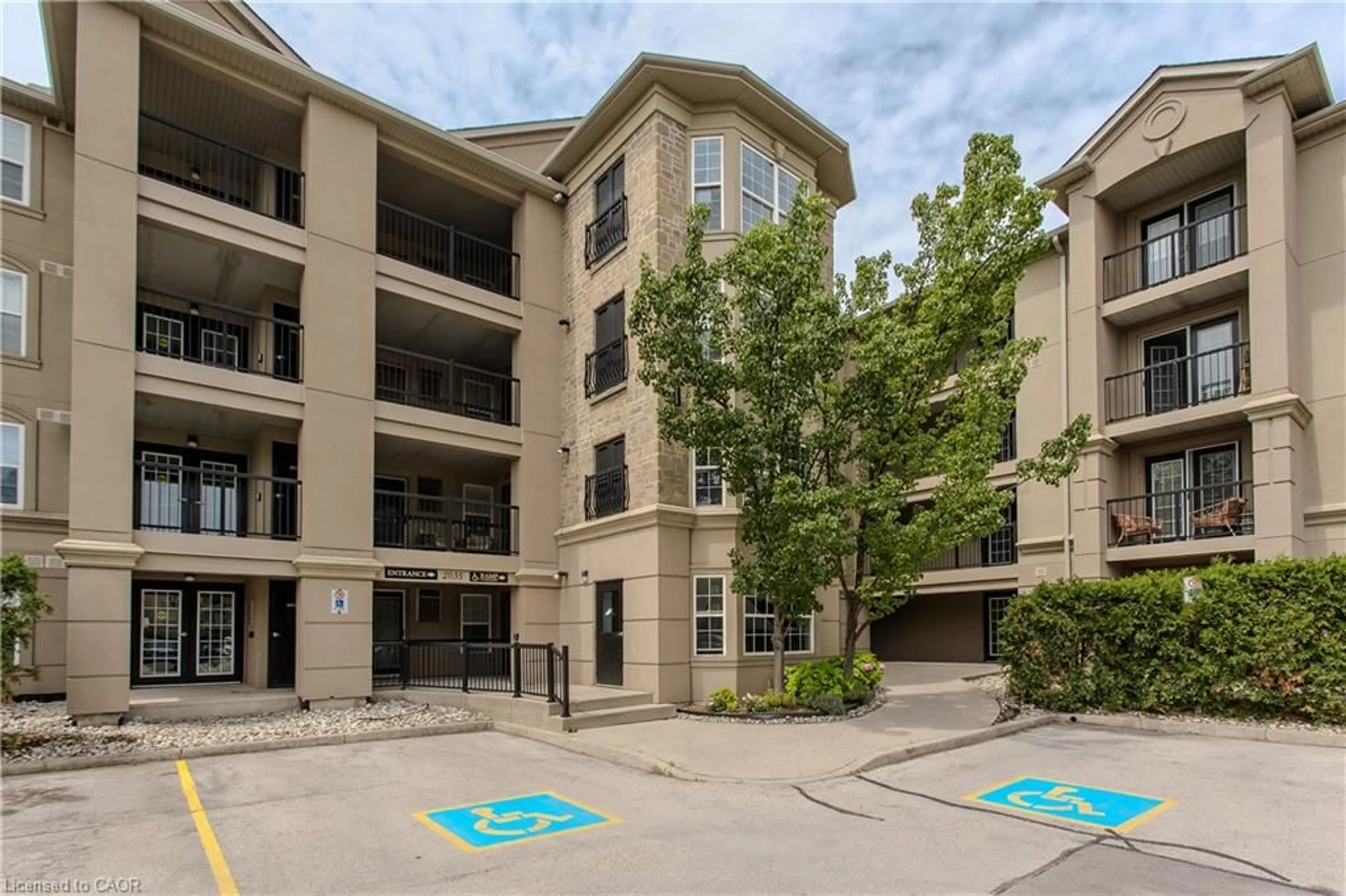 Patio, unknown for 2035 Appleby Line #101, Burlington Ontario L7L 7G8