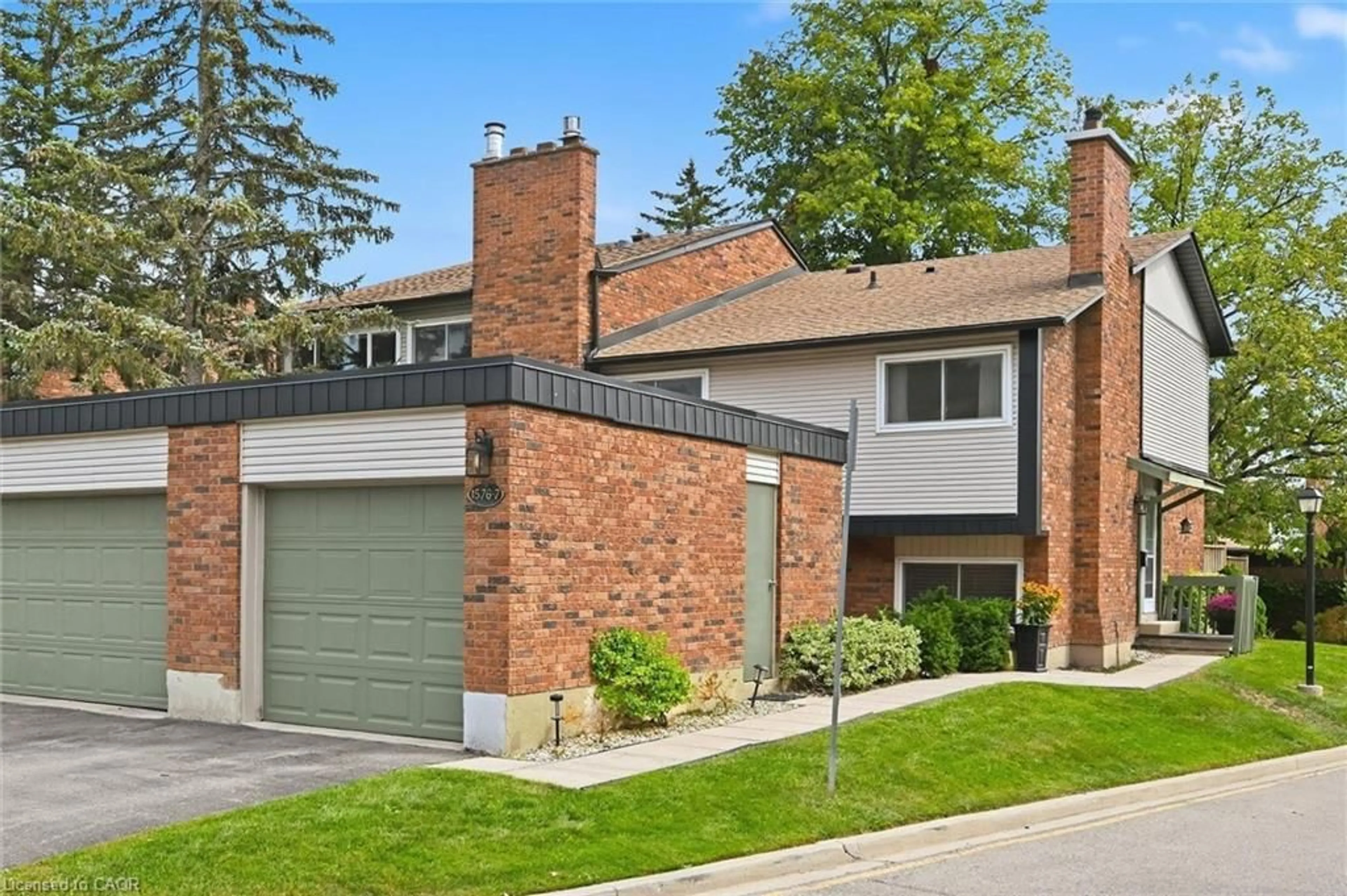 Home with brick exterior material, street for 1576 Kerns Rd #7, Burlington Ontario L7P 3A7