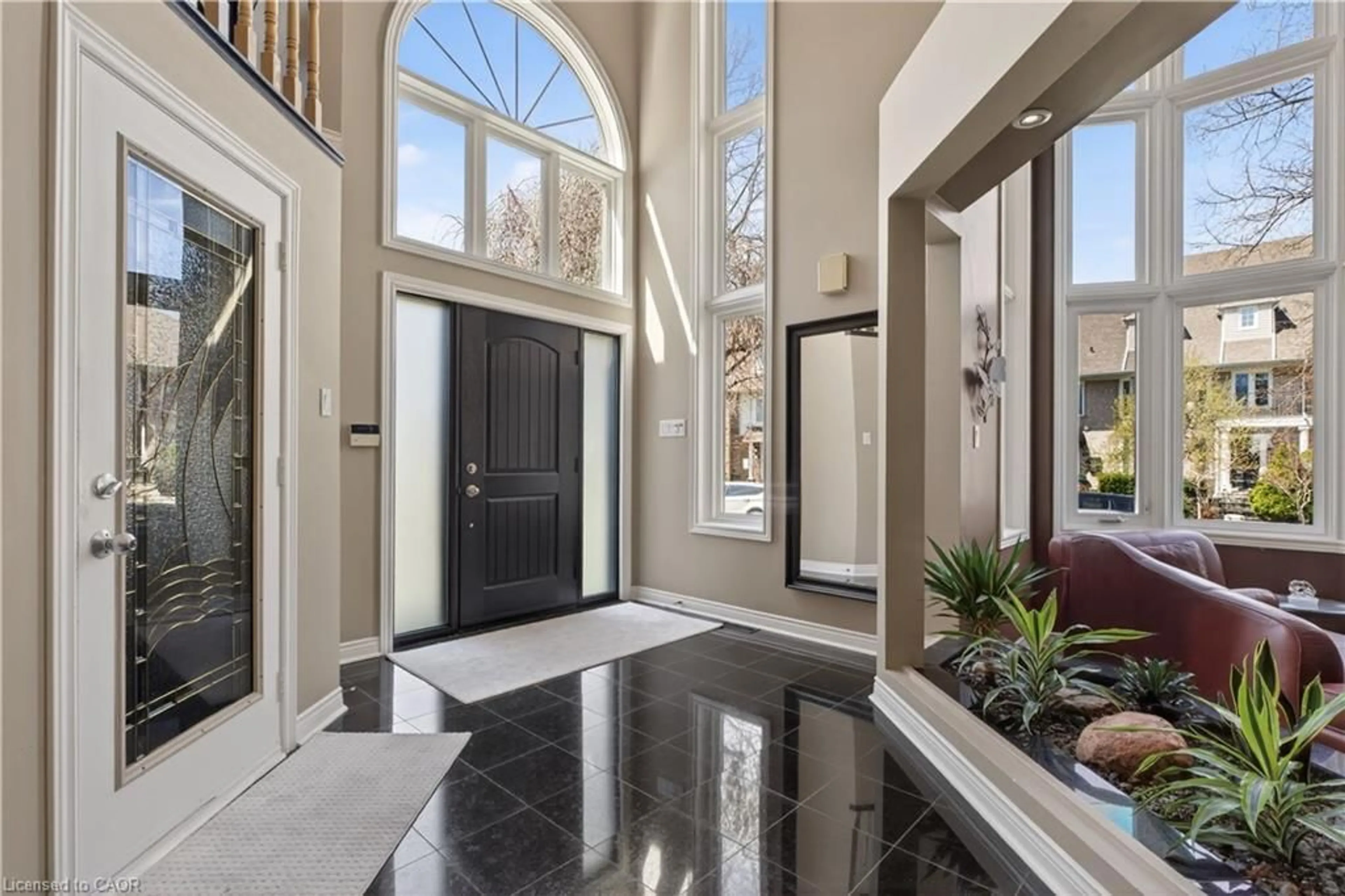 Indoor entryway for 85 Waterford Cres, Stoney Creek Ontario L8E 4Z7