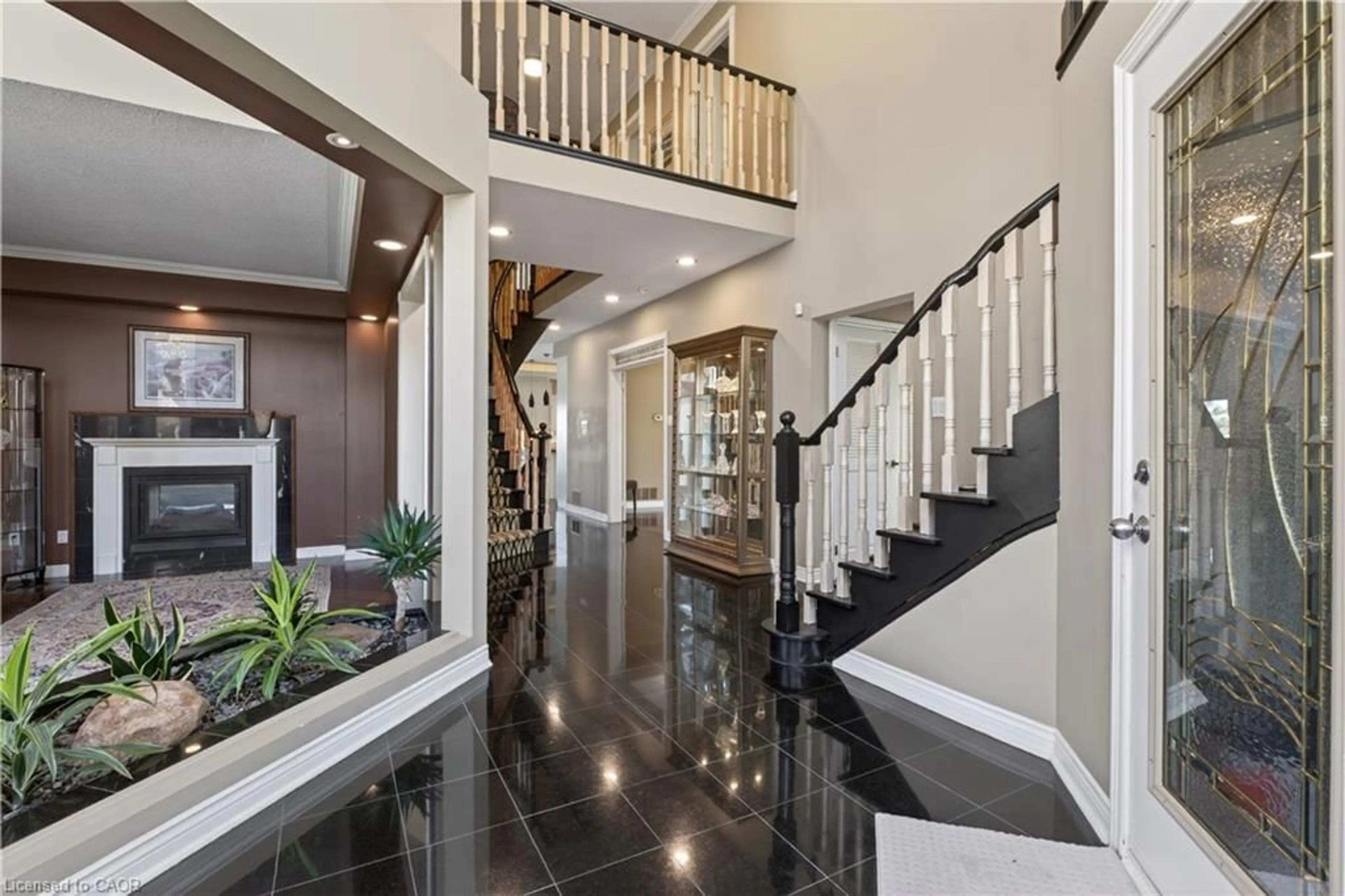 Indoor foyer for 85 Waterford Cres, Stoney Creek Ontario L8E 4Z7