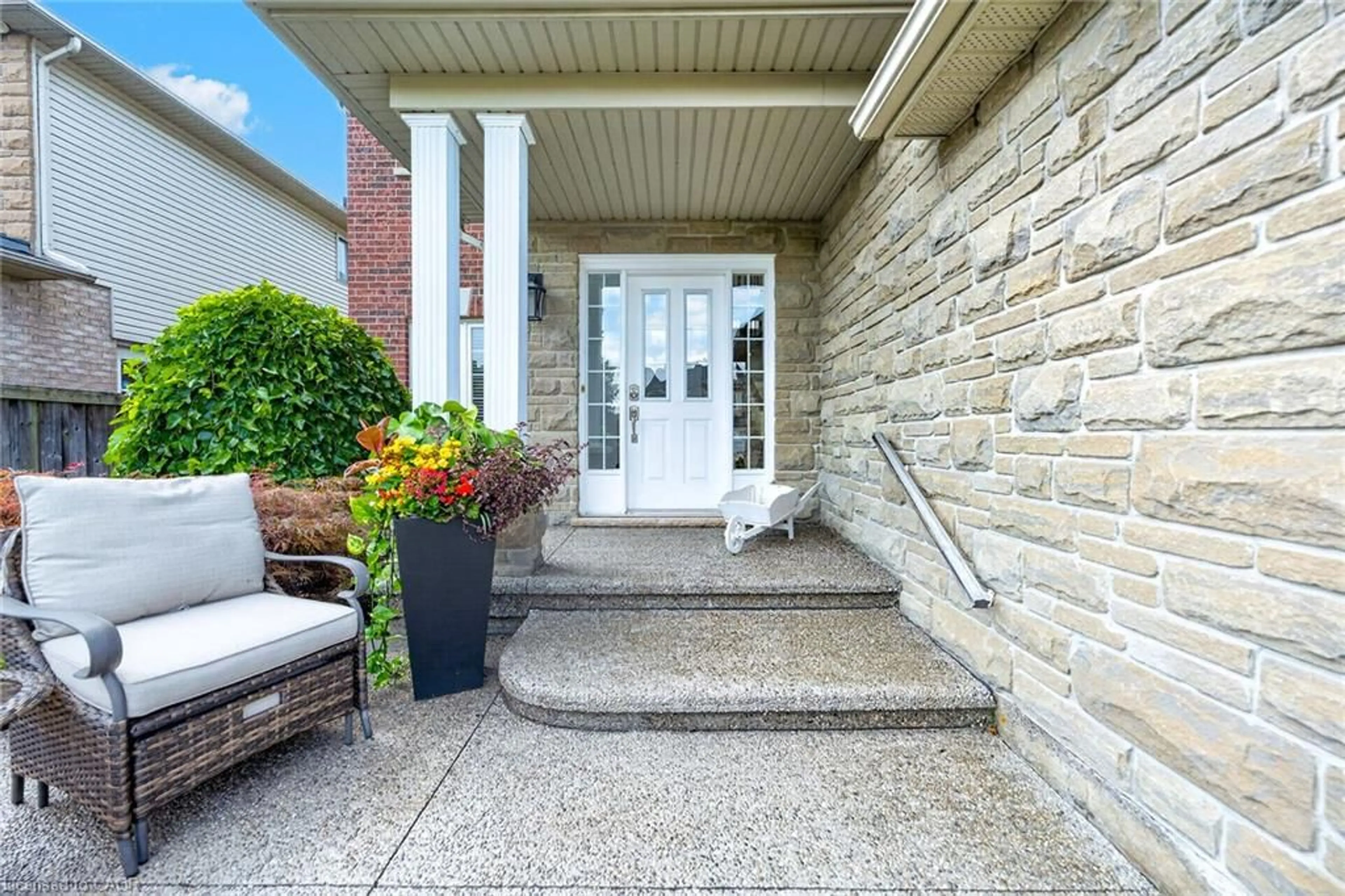 Indoor entryway for 27 Garth Trails Cres, Hamilton Ontario L9B 2X1