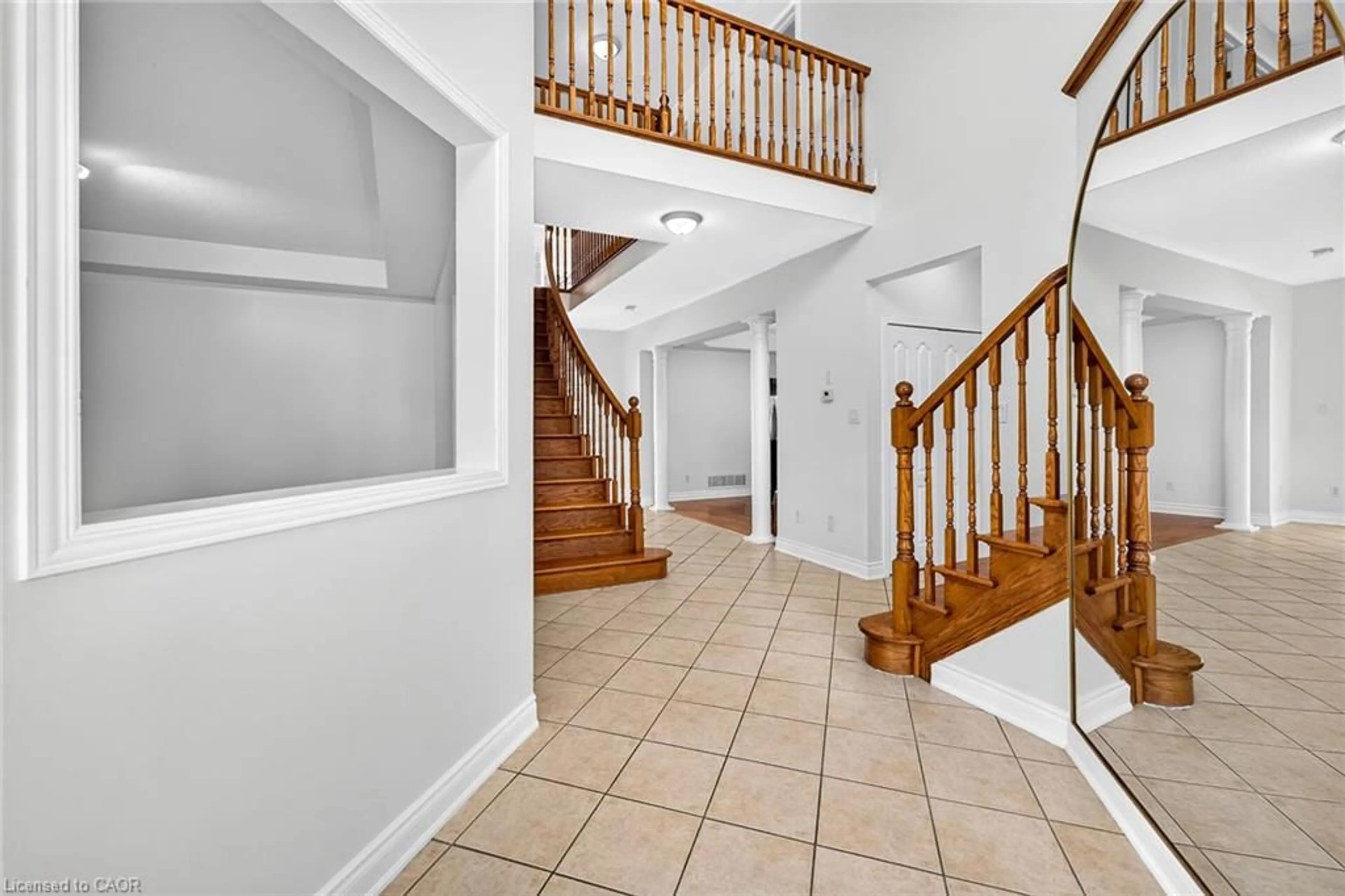 Indoor foyer for 27 Garth Trails Cres, Hamilton Ontario L9B 2X1
