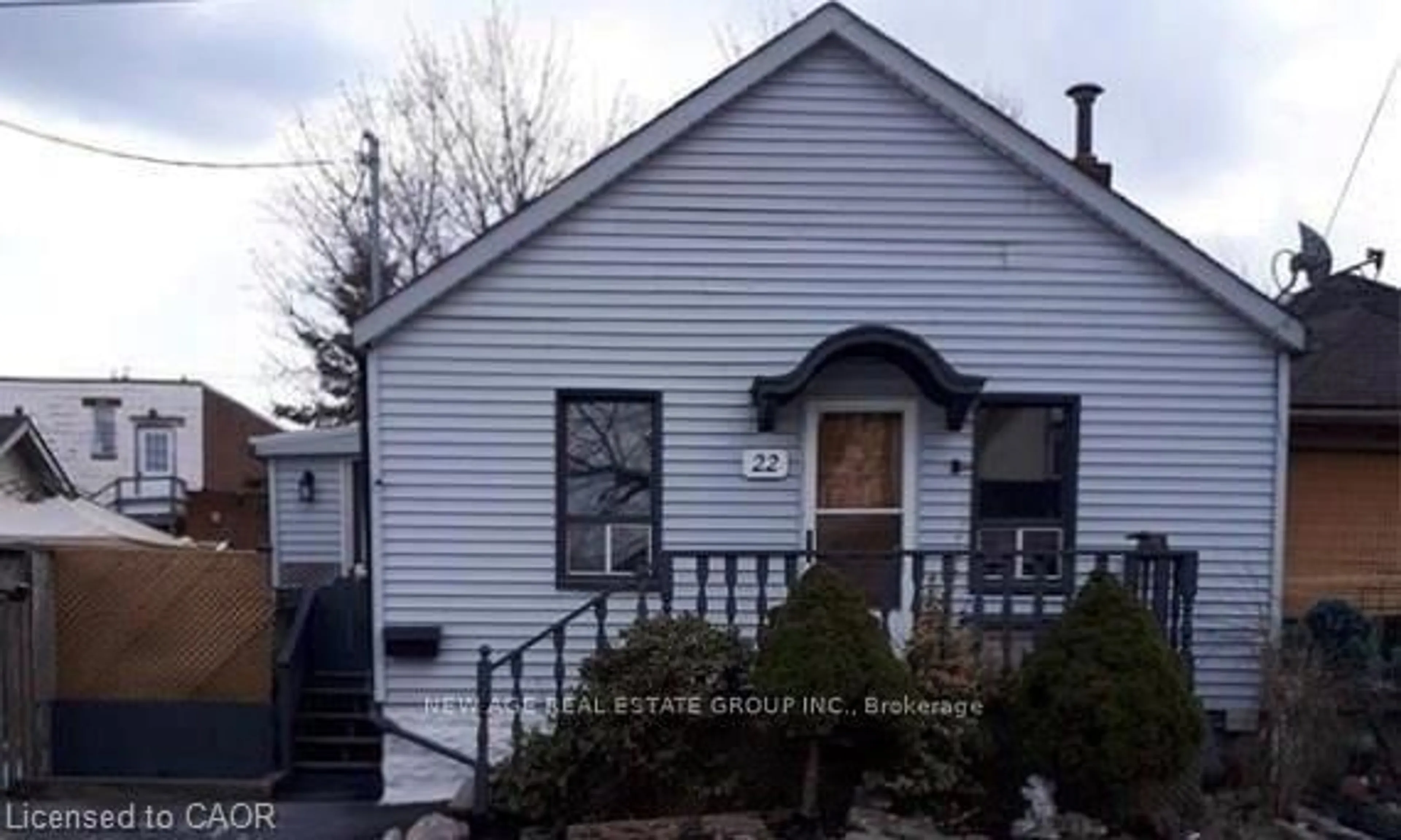Home with vinyl exterior material, street for 22 Alice St, Hamilton Ontario L8H 4R1