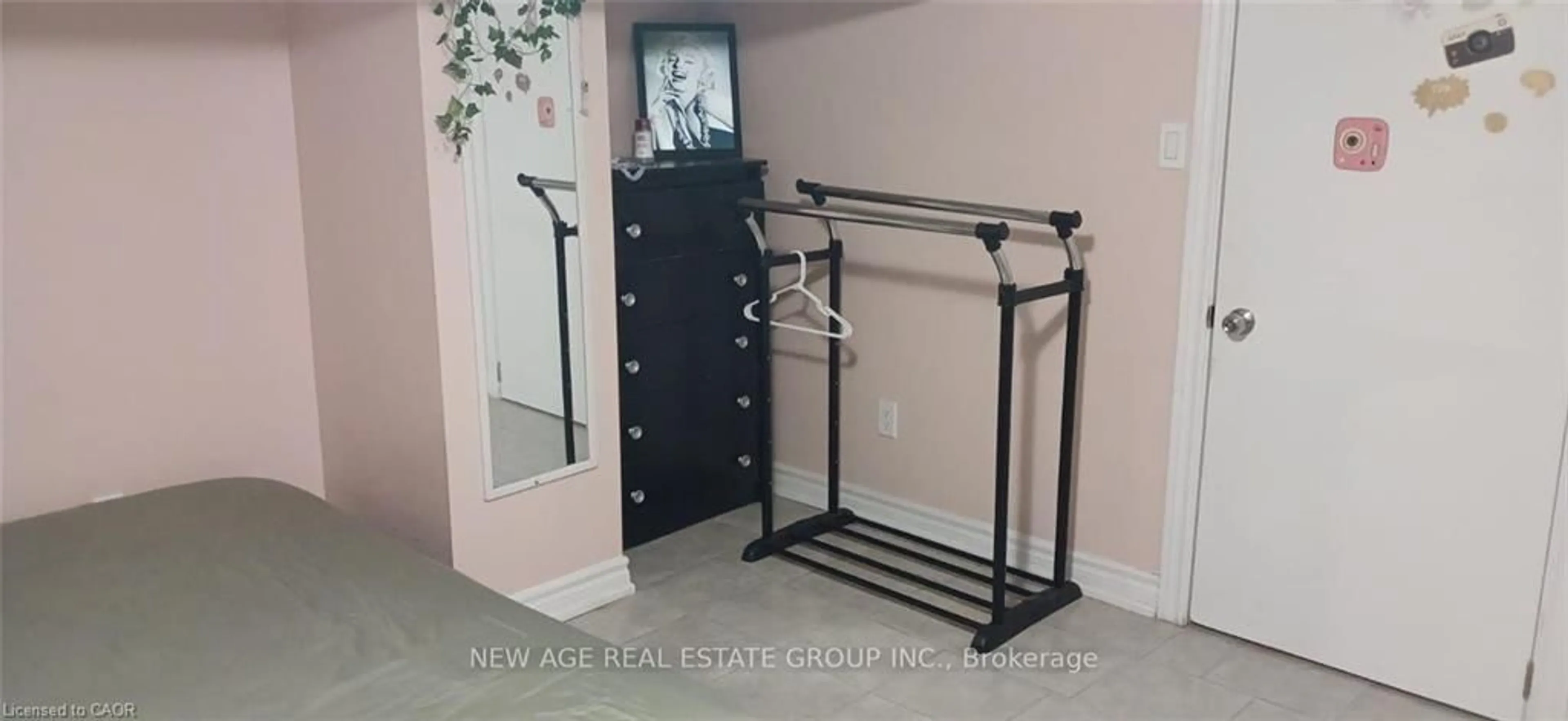 Indoor entryway for 22 Alice St, Hamilton Ontario L8H 4R1